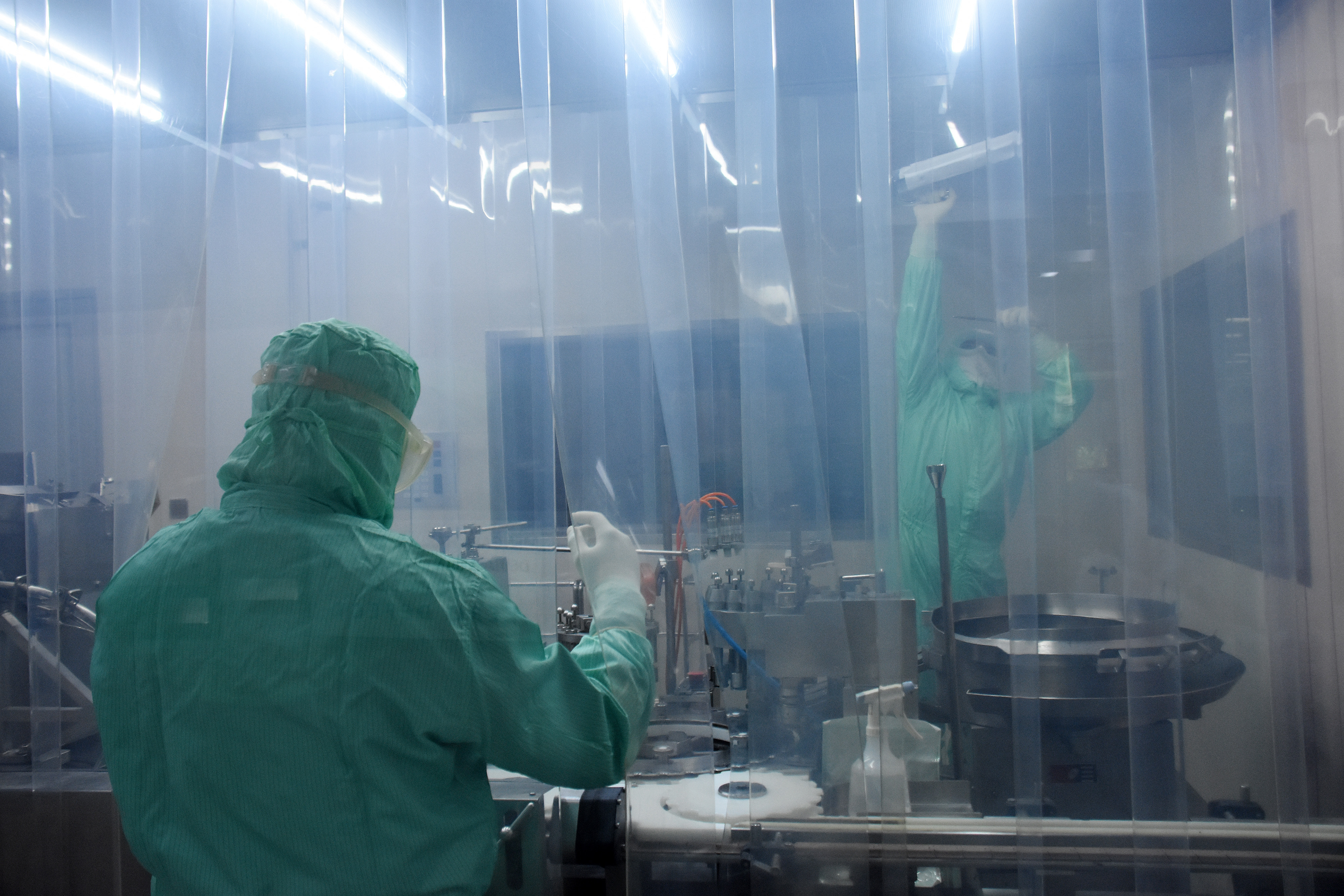 Pekerja farmasi beraktivitas memproduksi obat di  pabrik obat, beberapa waktu lalu. 