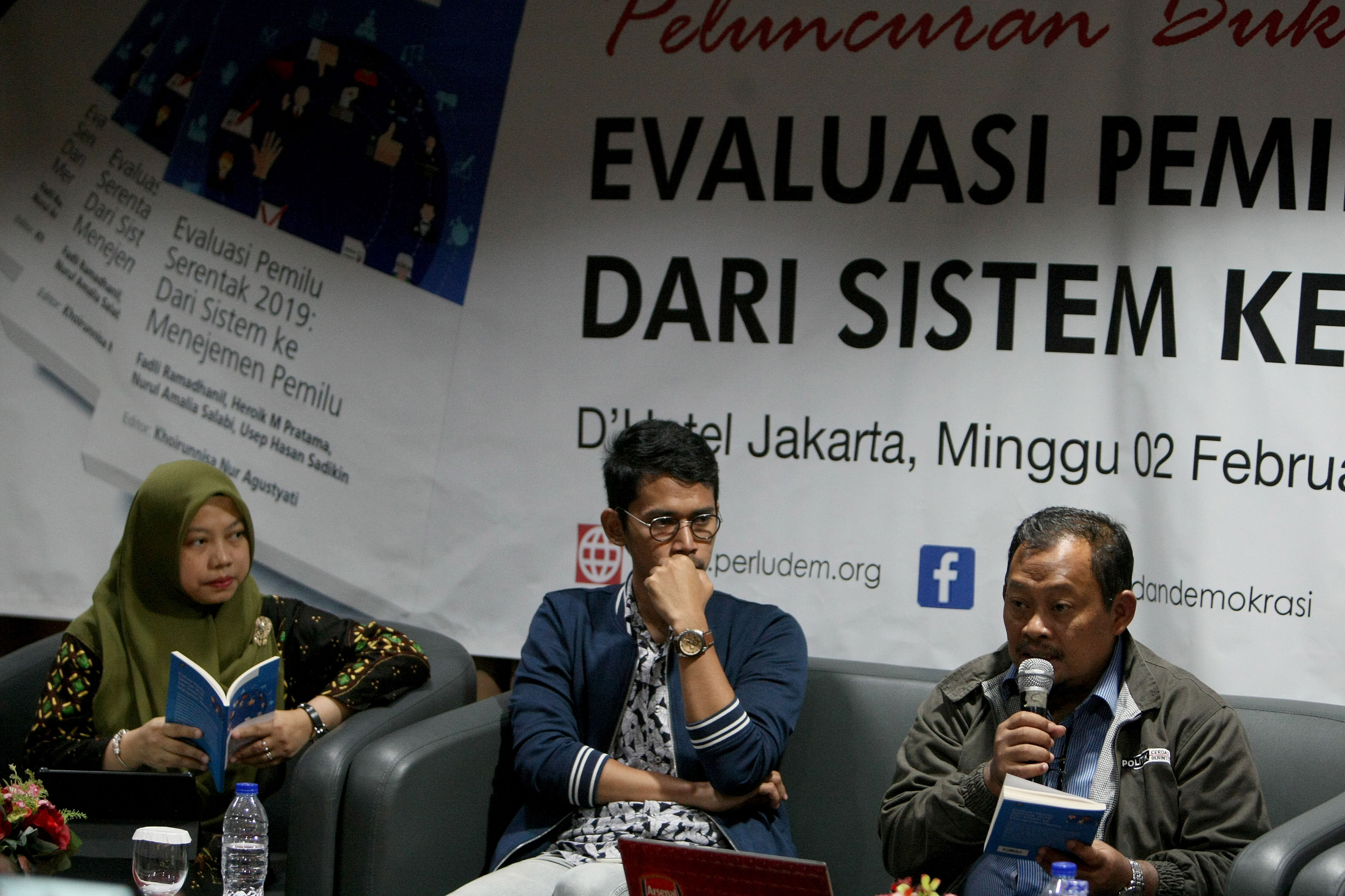 Peneliti LIPI Moch. Nurhasim (kanan) didampingi peneliti Perludem Heroik Pratama (tengah) dan Direktur Perludem Titi Anggraini.