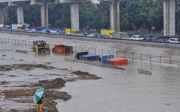 Sejumlah truk terendam banjir di tol Jakarta-Cikampek banjir Jatibening, Bekasi, Jawa Barat, Selasa (25/2/2020). 