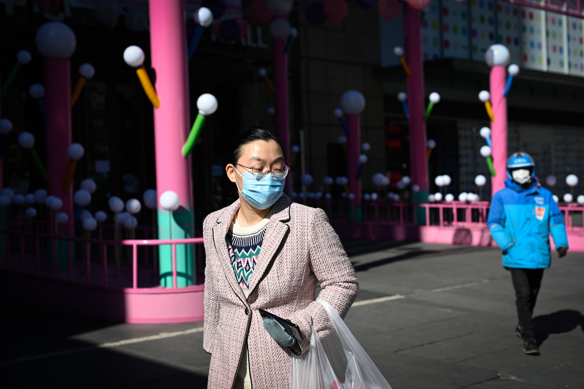 Sejumlah warga Tiongkok mengenakan masker saat berkunjung ke sebuah mal di Kota Beijing, Sabtu (22/2/2020)