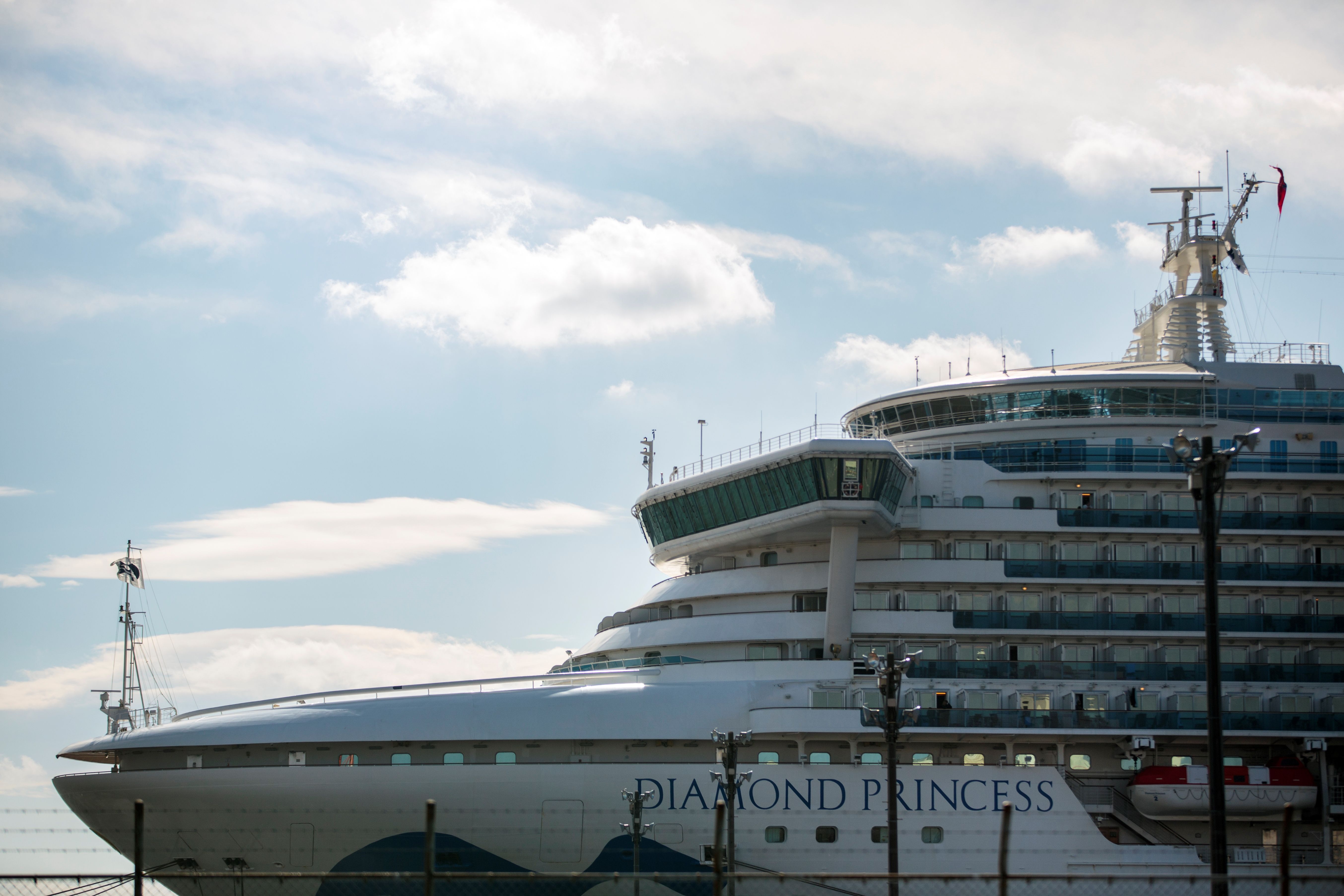 Kapal pesiar Diamond Princess yang berlabuh di Yokohama, Jepang, dikarantina karena wabah virus korona.