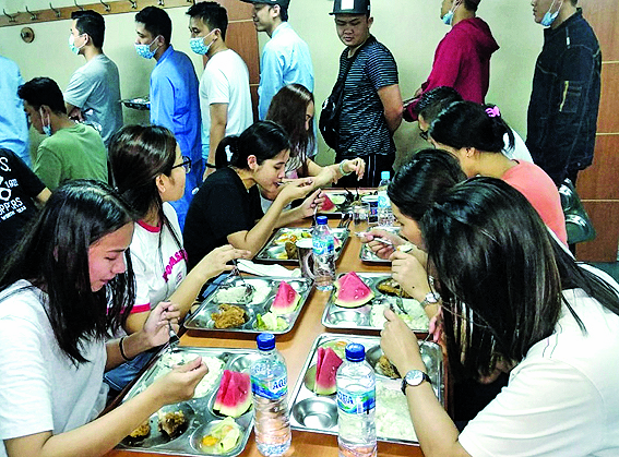 WNI kru kapal World Dream menyantap makanan di KRI dr Soeharso ketika menuju lokasi observasi covid19 di Pulau Sebaru Kecil.