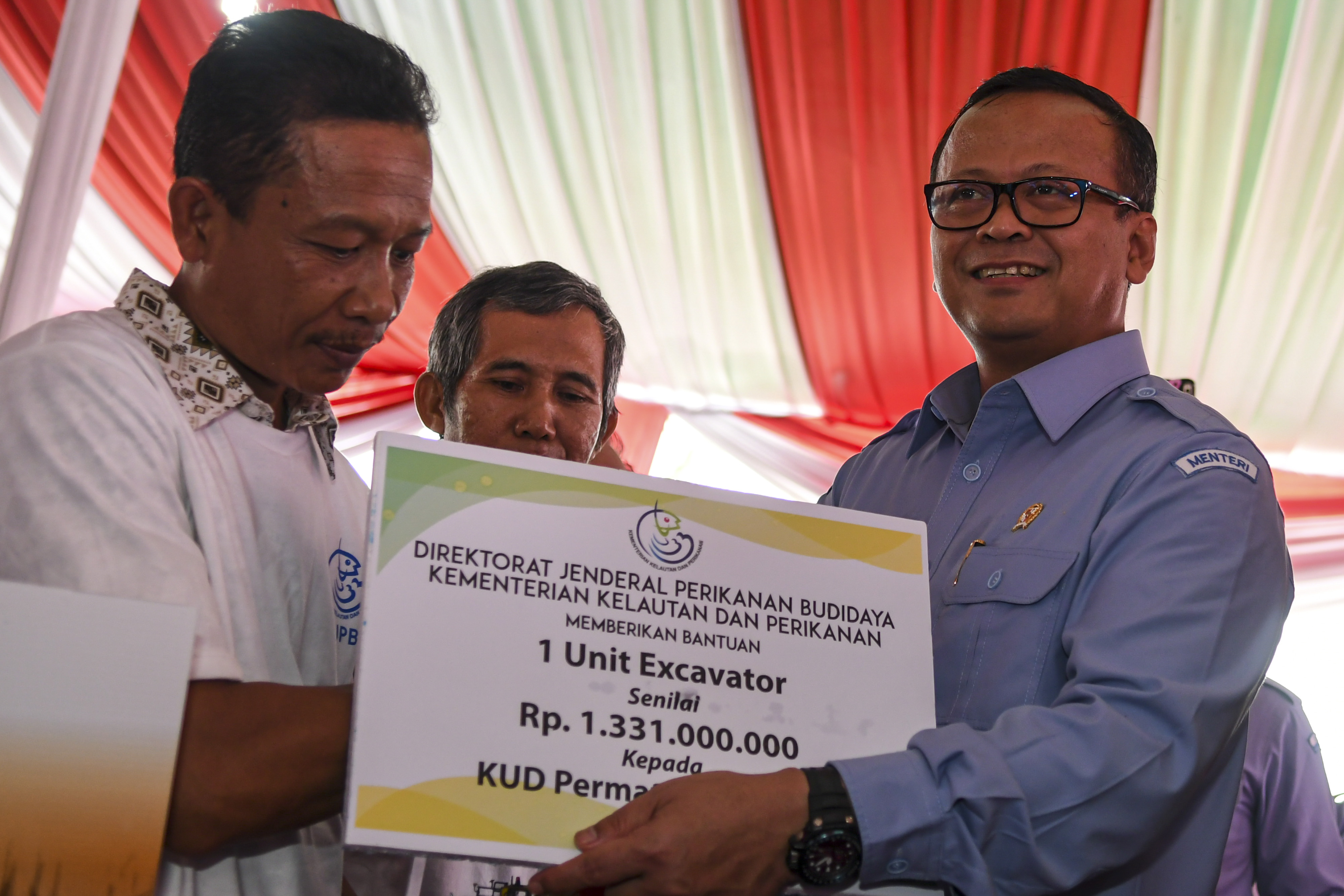 Menteri Kelautan dan Perikanan Edhy Prabowo (kanan) menyerahkan bantuan kepada perwakilan nelayan di Palembang, Sumatera Selatan.