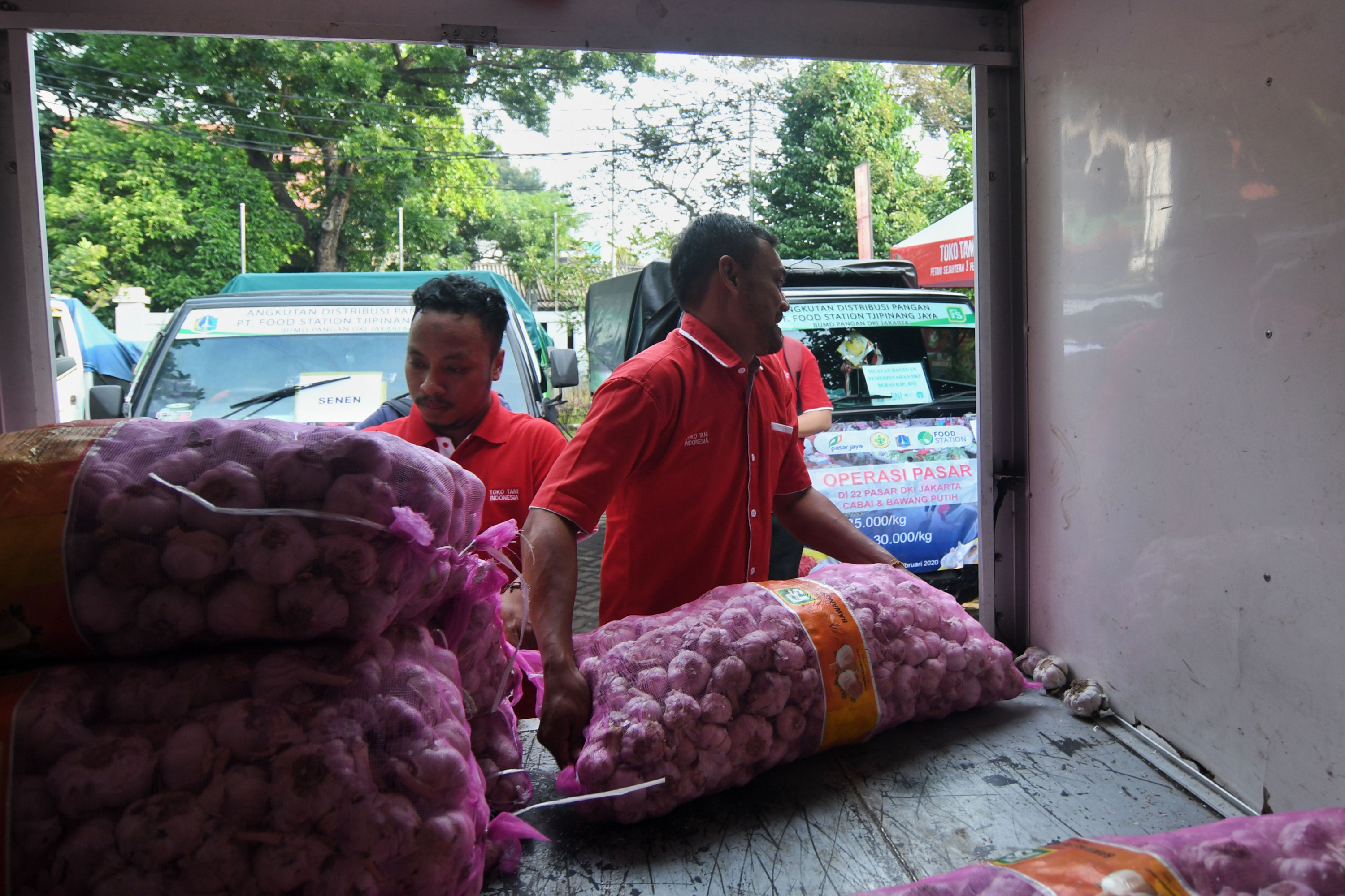 Petugas bersiap menggelar cabai dan bawang putih murah di Toko Tani Indonesia Center, Pasar Minggu, Jakarta Selatan, Minggu (9/2/202.