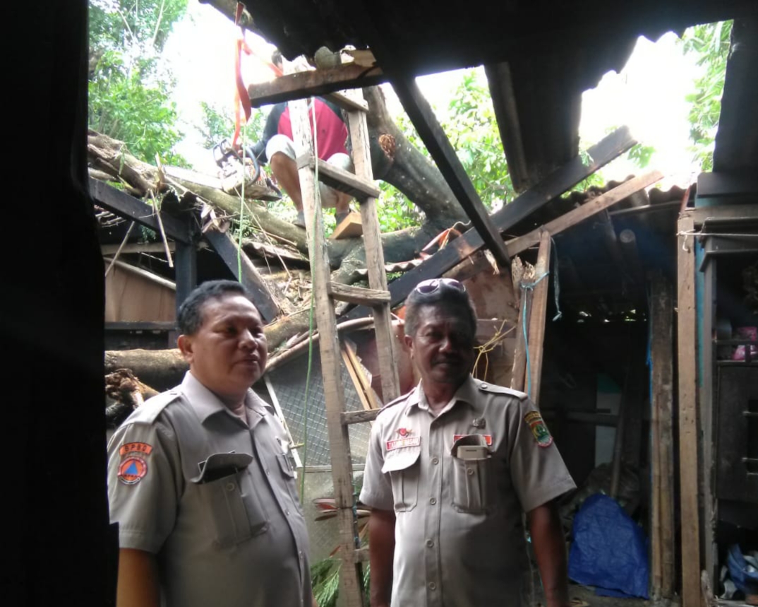 BPBD Karawang mendata rumah terdampak puting beliung, (18/2).