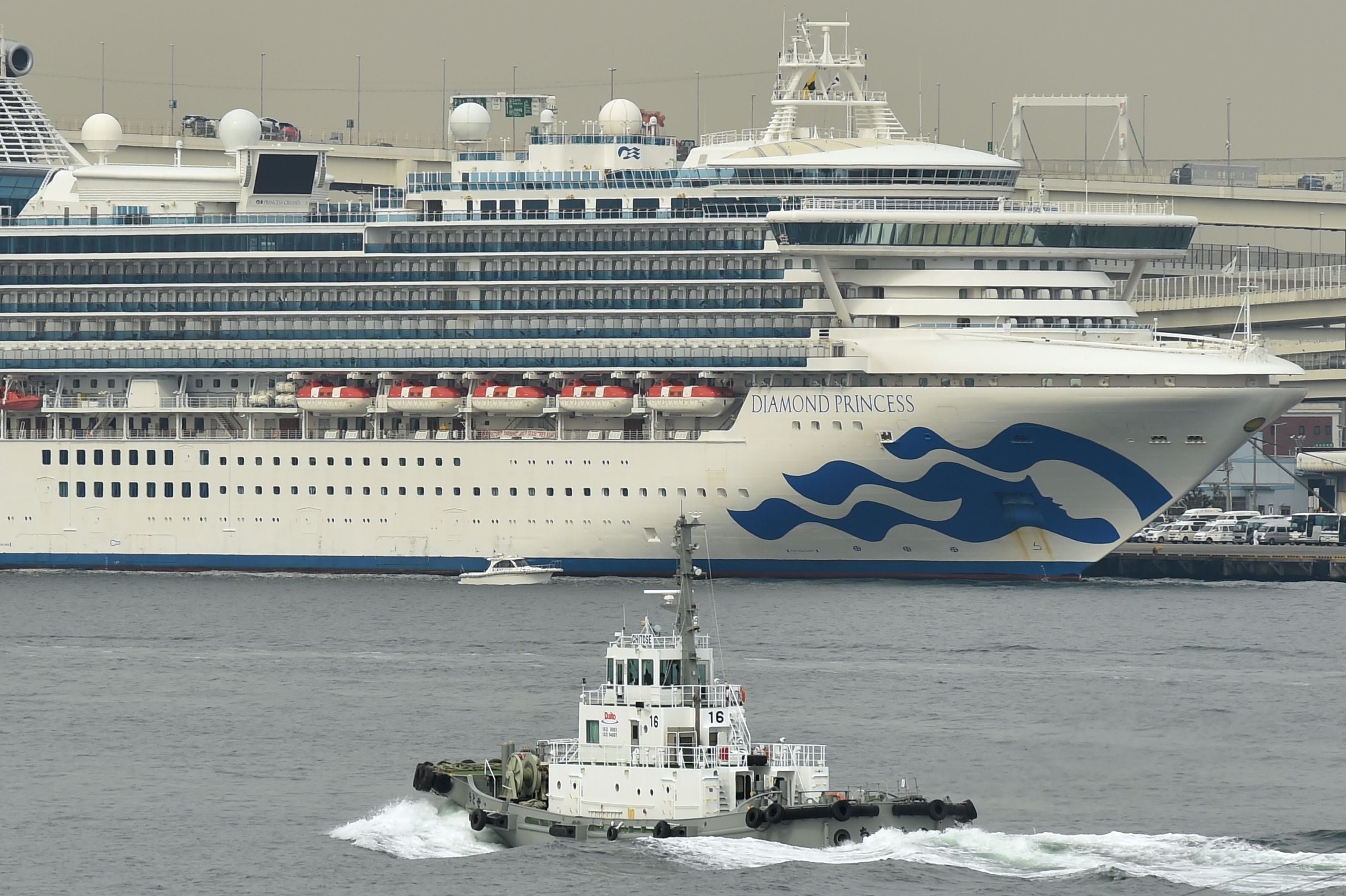 )  Kapal pesiar Diamond Princess yang bersandar di Pelabuhan Yokohama, Jepang, masih dikarantina untuk menghentikan penyebaran virus korona.