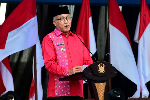 Plt Gubernur Aceh, Nova Iriansyah, ketika memberikan sambutan pada acara Kenduri Kebangsaan di Sekolah Sukma Bangsa, Kabupaten Bireuen, Aceh