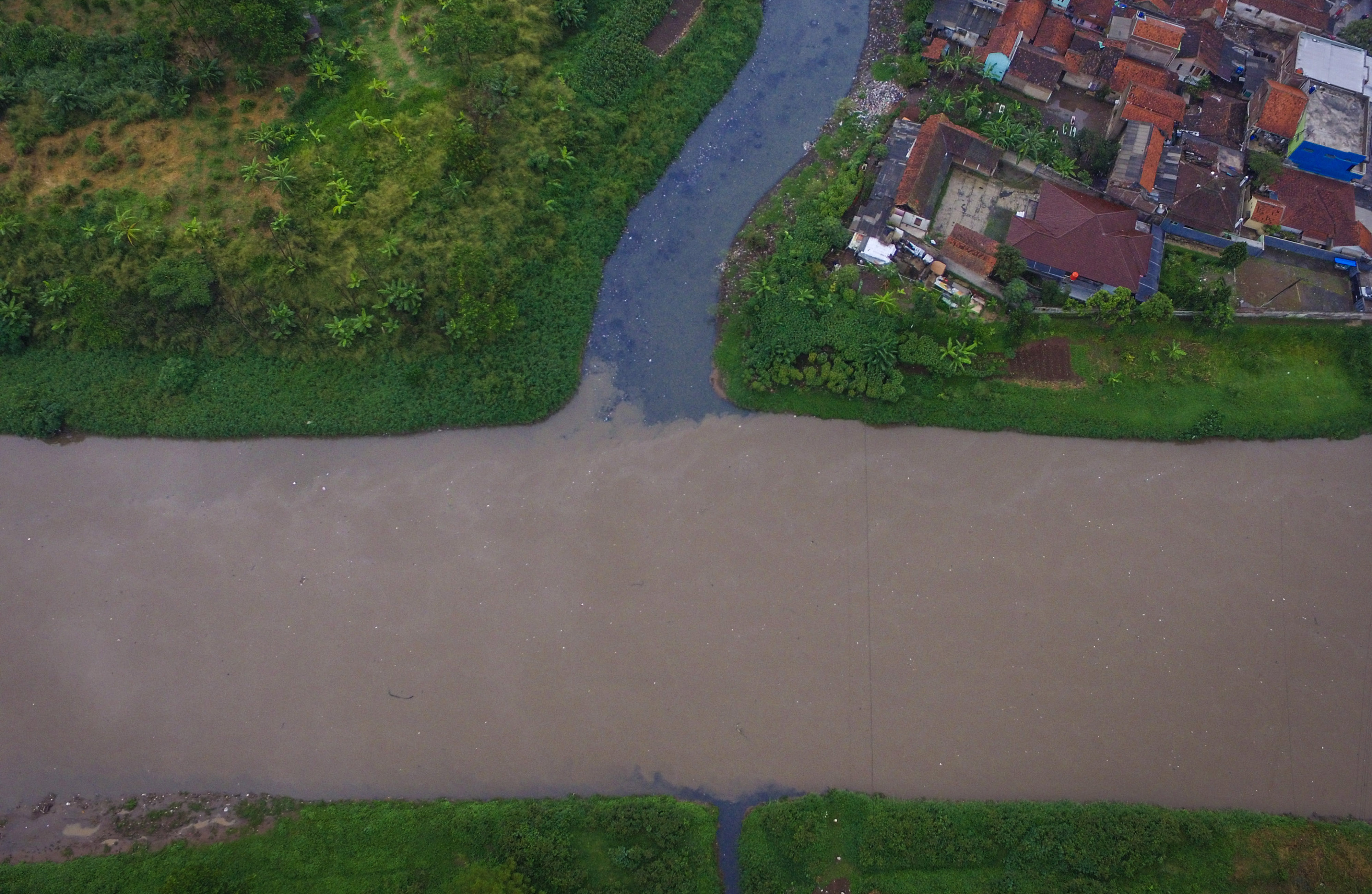 Foto udara limbah pabrik yang dibuang di Daerah Aliran Sungai (DAS) Citarum, Rancamanyar, Kabupaten Bandung, Jawa Barat.
