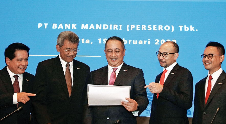 RUPST BANK MANDIRI: Dirut Bank Mandiri Royke Tumilaar (tengah) berbincang bersama (dari kiri) Wakil Direktur Utama Hery Gunardi,