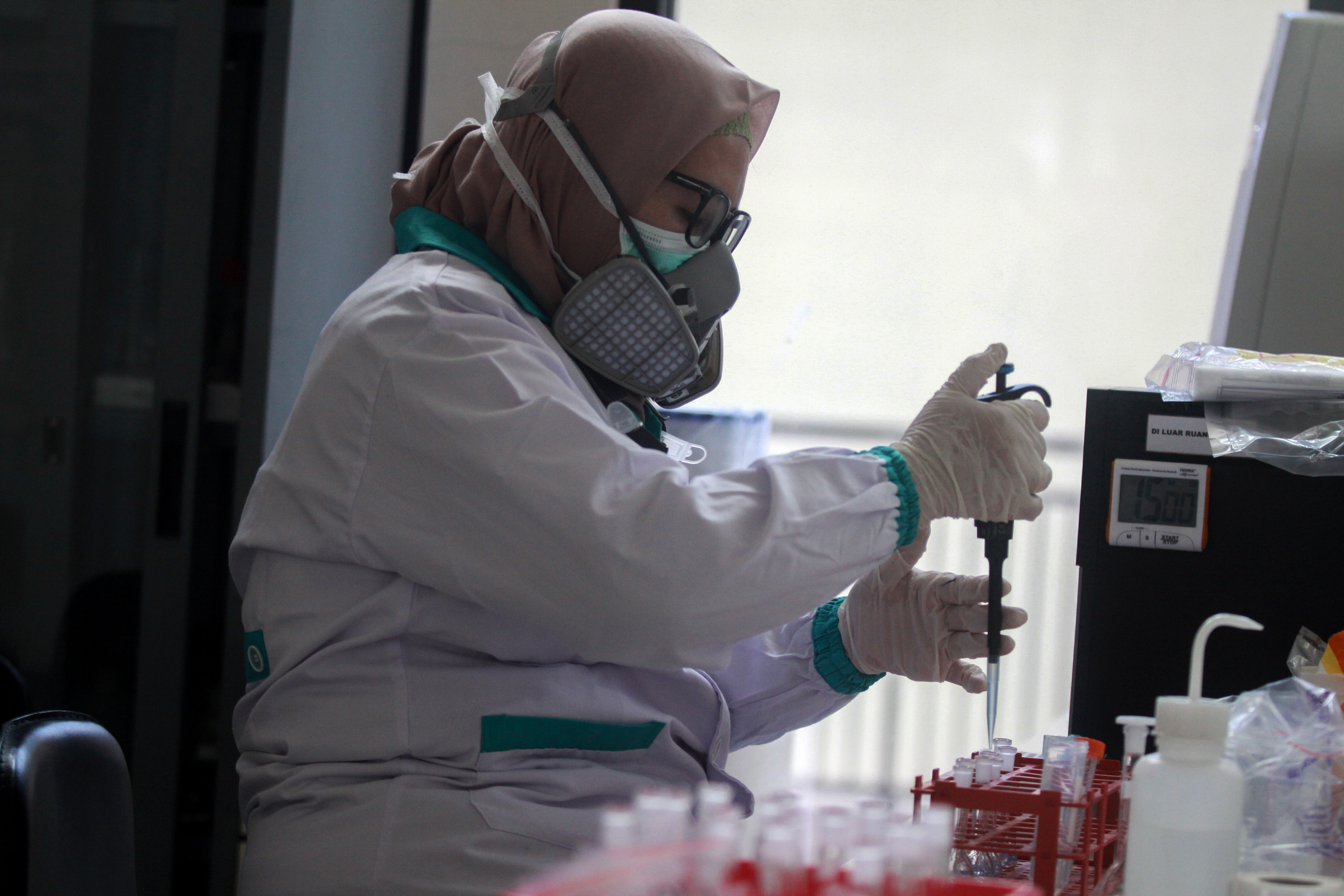  Dokter patologi klinik memeriksa sampel media pembawa virus Corona untuk penelitian di Lab Balai Besar Karantina Pertanian Surabaya, Kamis 