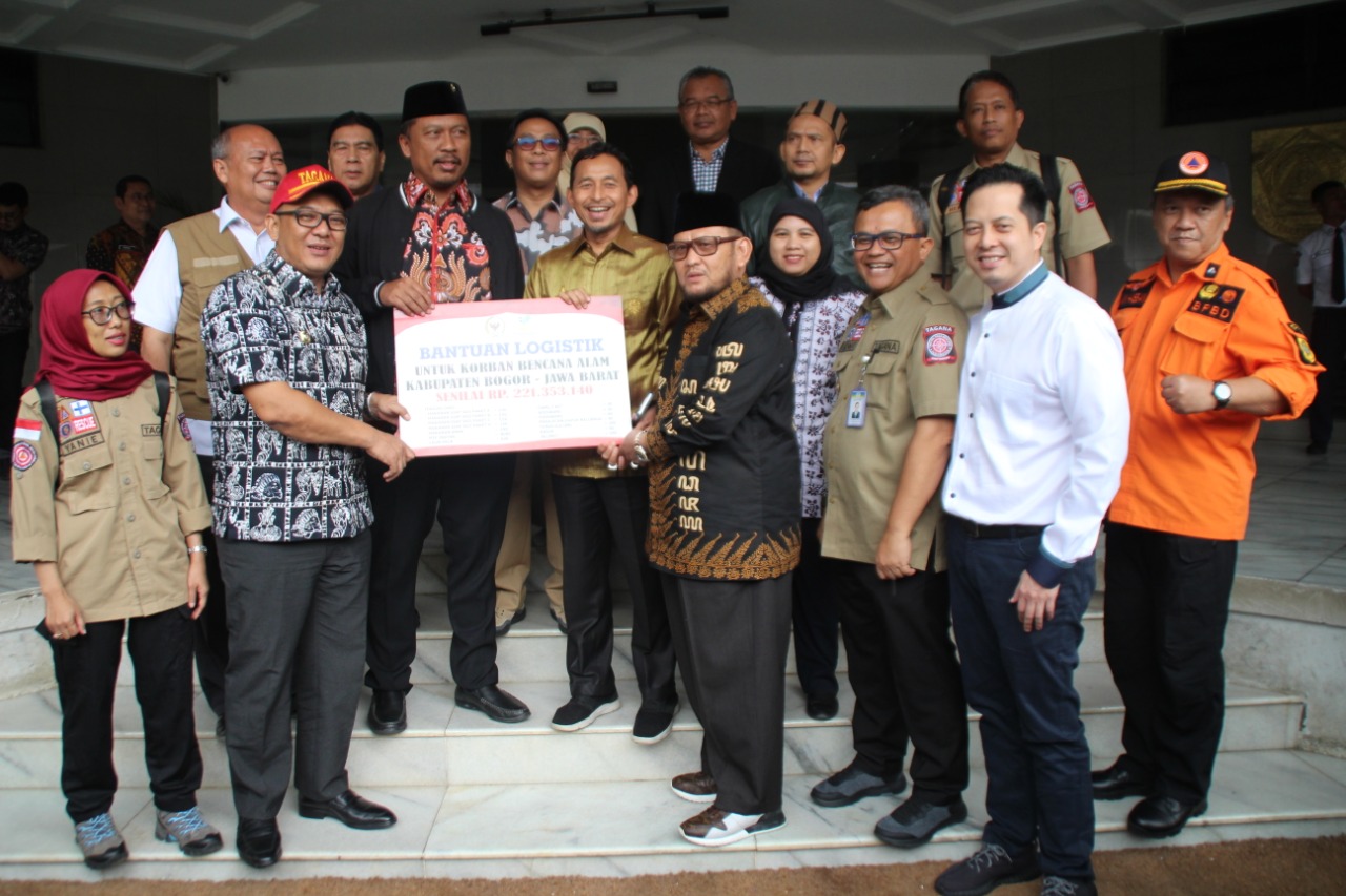 Komisi VIII DPR RI menyerahkan bantuan bencana banjir dan tanah longsor. 