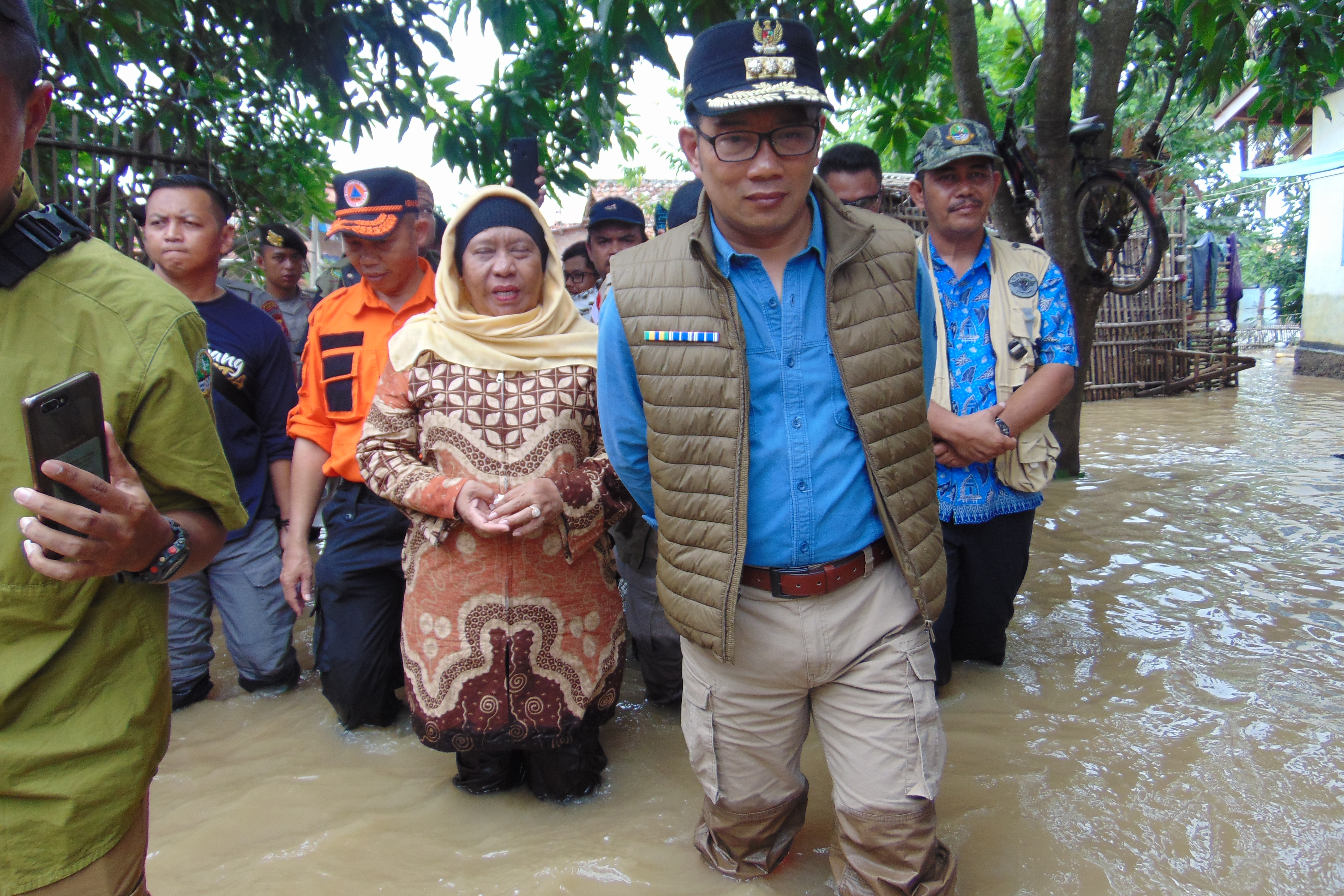 Gubernur Jawa Barat Ridwan Kamil (Emil) beserta istri meninjaulokasi banjir, Kamis (27/2).