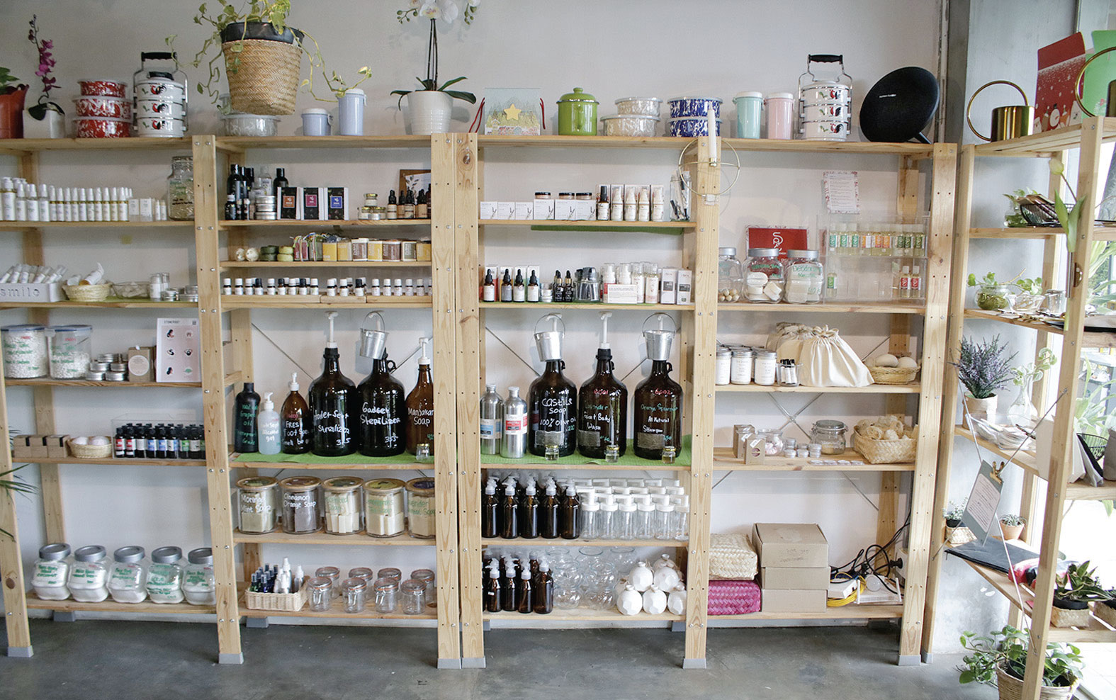 Suasana toko perbelanjaan yang mendukung gaya hidup ramah lingkungan.