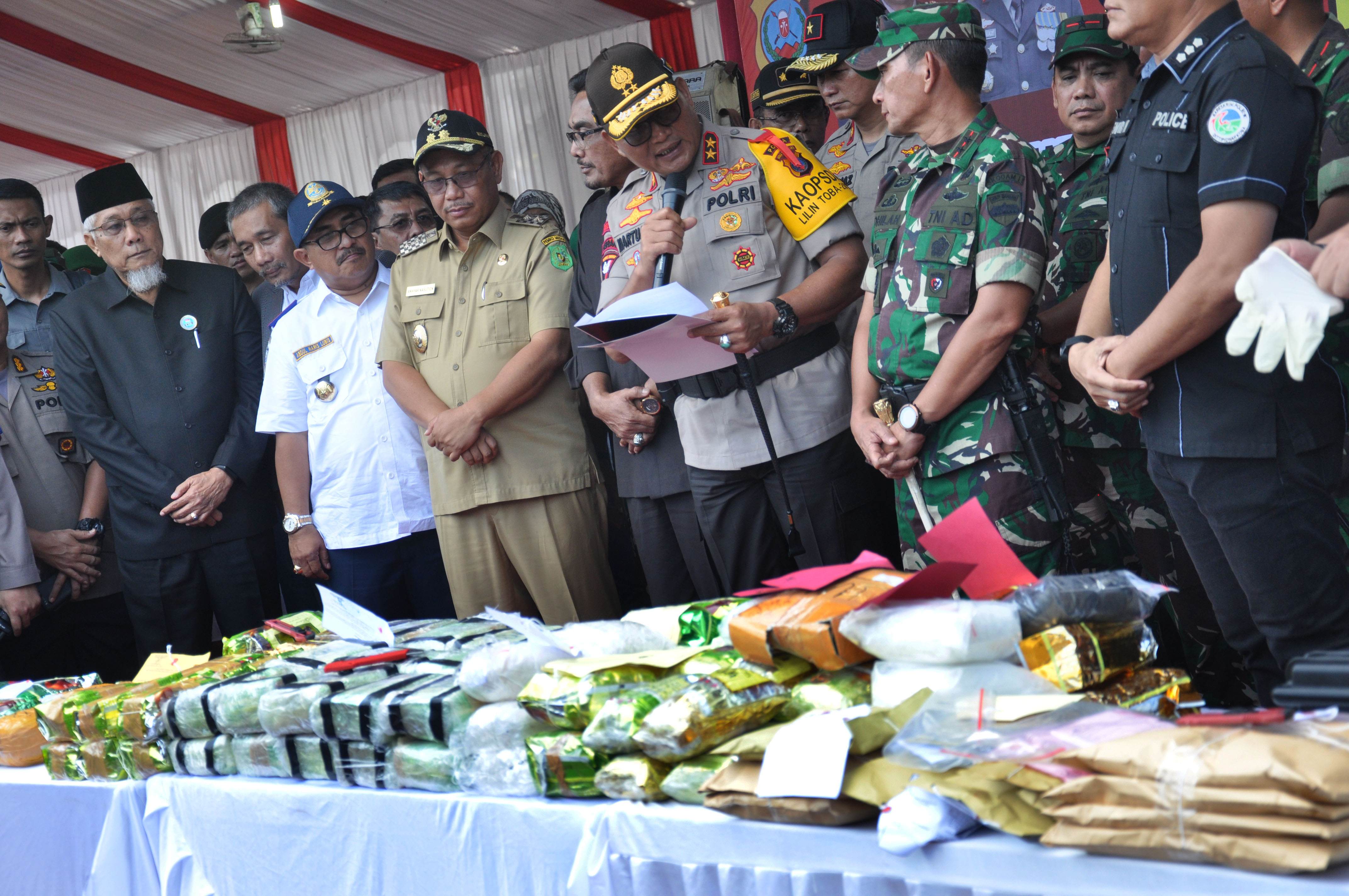 Kapolda Sumut Irjen Pol Martuani Sormin (tengah) 