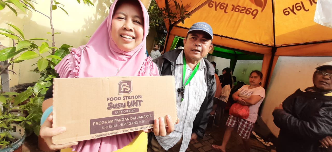 Warga memanfaatkan program pasar murah Bank DKI