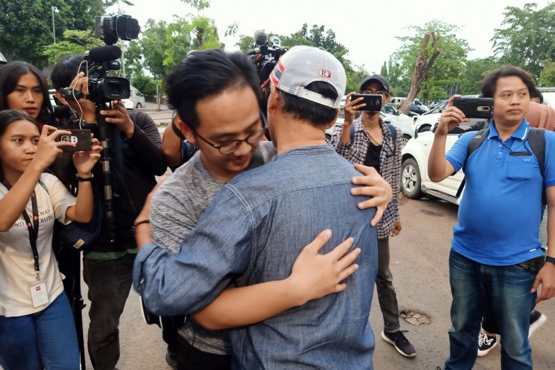 Peserta observasi virus korona Yusuf Azhar saat menemui ayahnya, Cik Anang