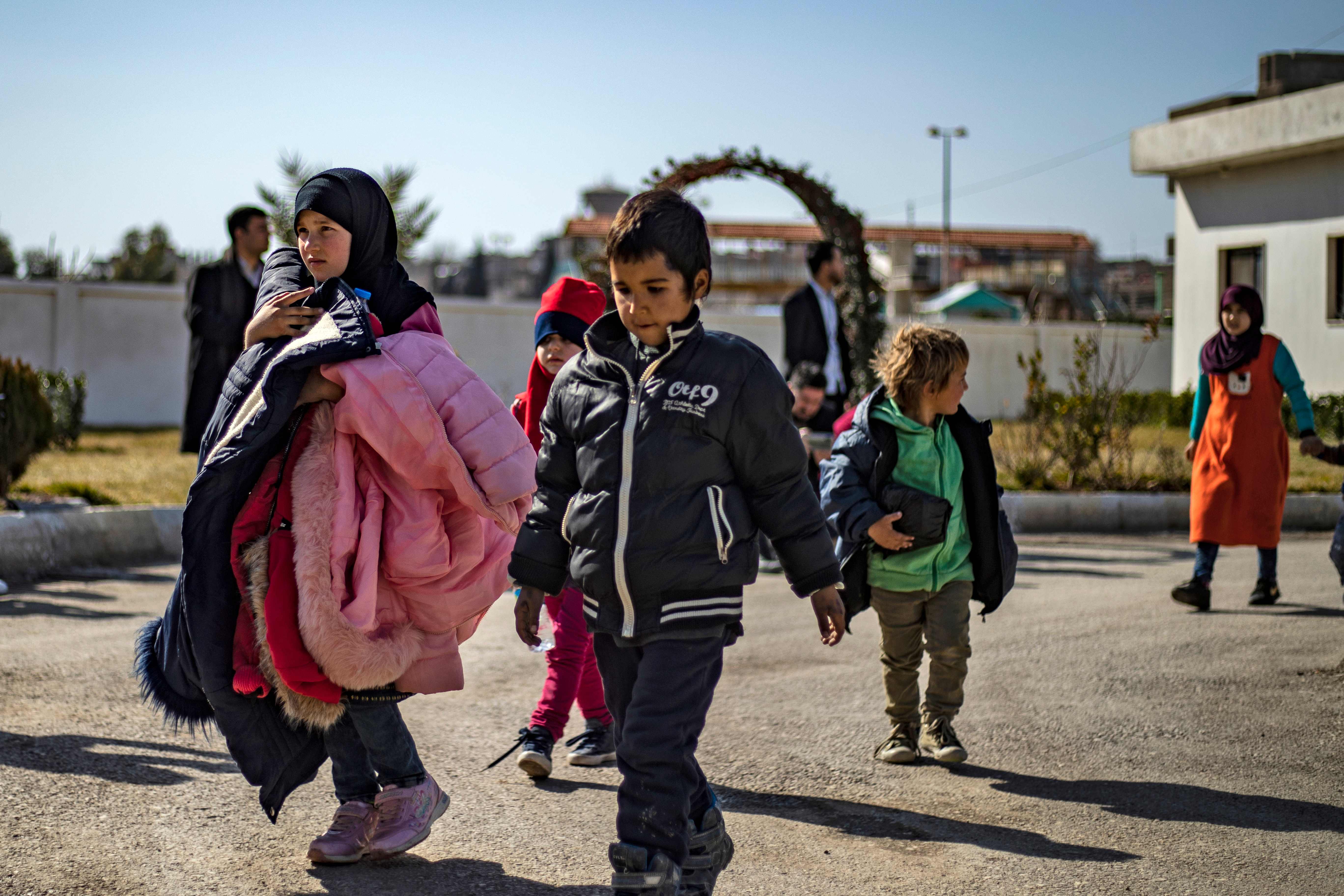 Anak yatim piatu dari kombatan IS asal Rusia berada di kamp penampungan di Qamishli, Suriah.