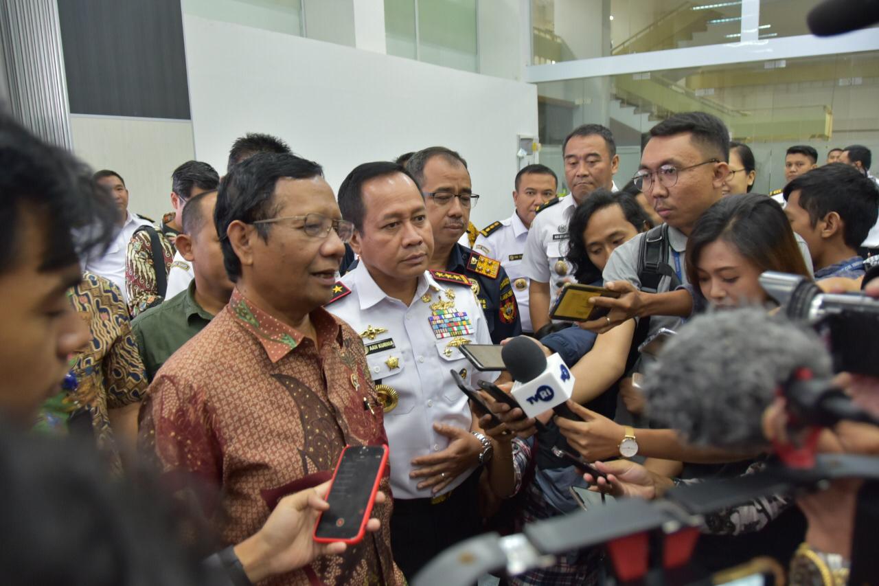 Joko Widodo berjalan di atas KRI Usman Harun sambil melihat KRI Karel Satsuit Tubun-356 di Puslabuh TNI-AL di Selat Lampa, Natuna 