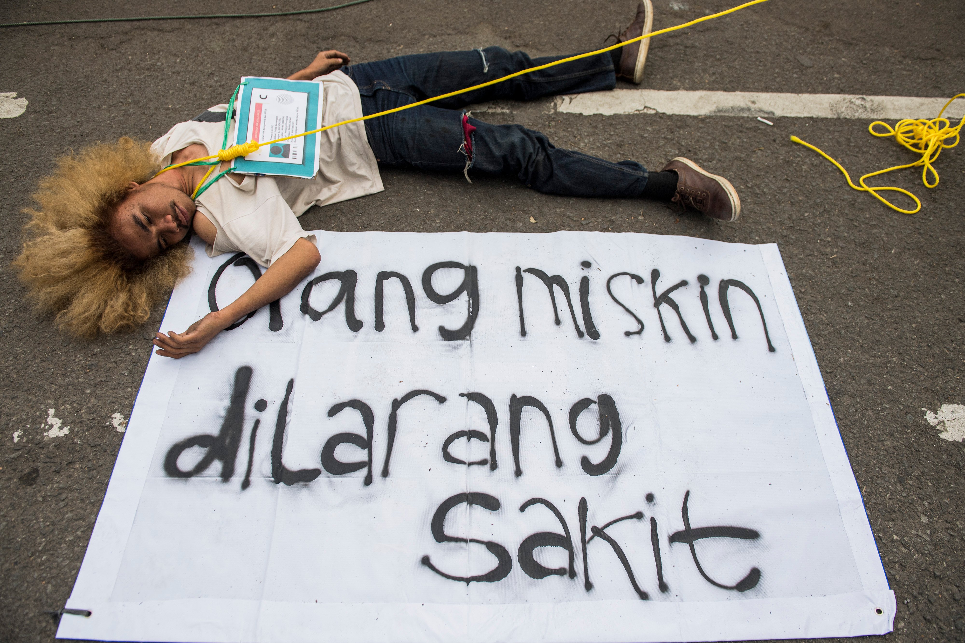  Aksi teaterikal menolak kenaikan iuran BPJS Kesehatan di depan Gedung Sate, Bandung.