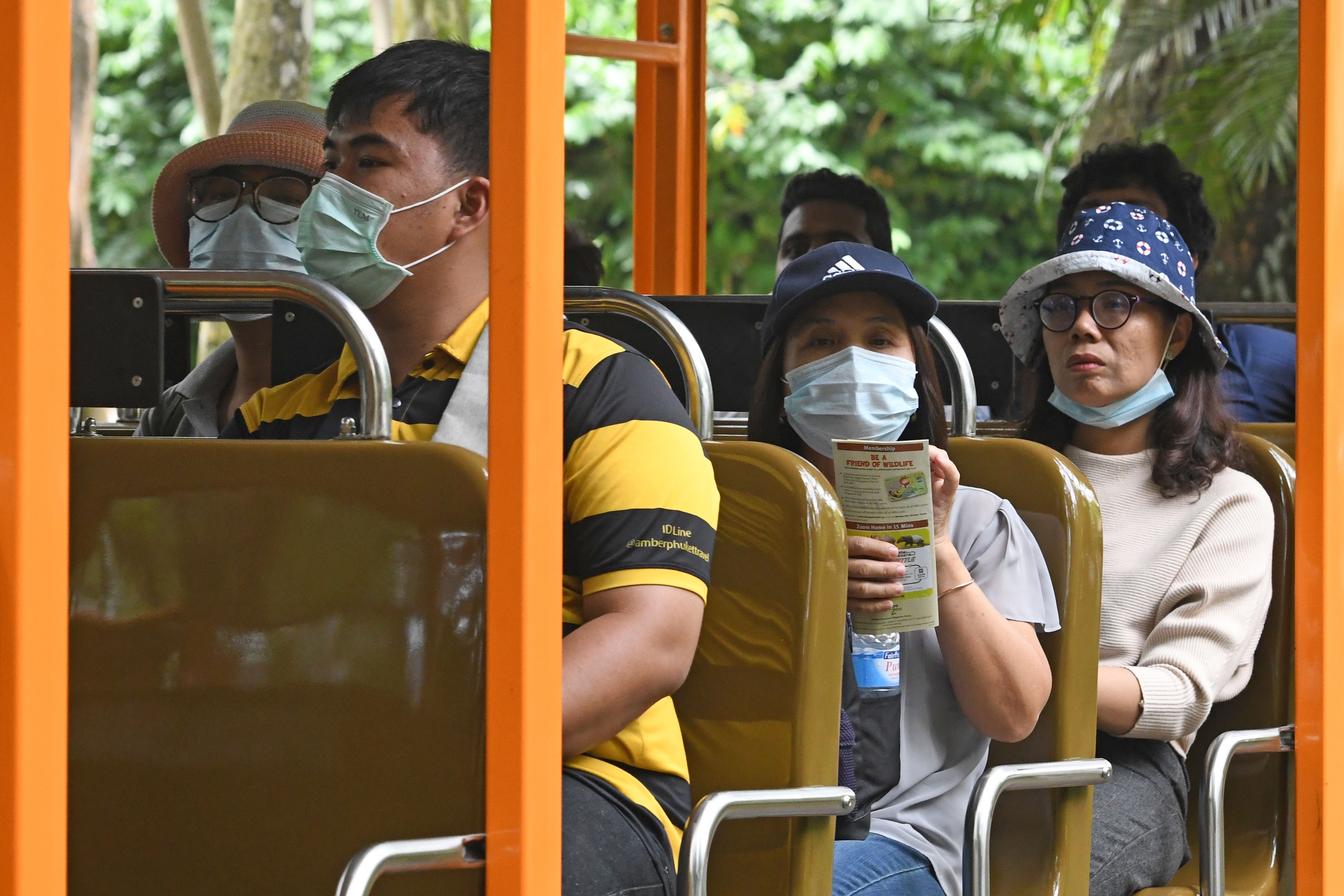 Pengunjung kebun binatang di Singapura mengenakan masker untuk mengantisipasi penyebaran virus korona.