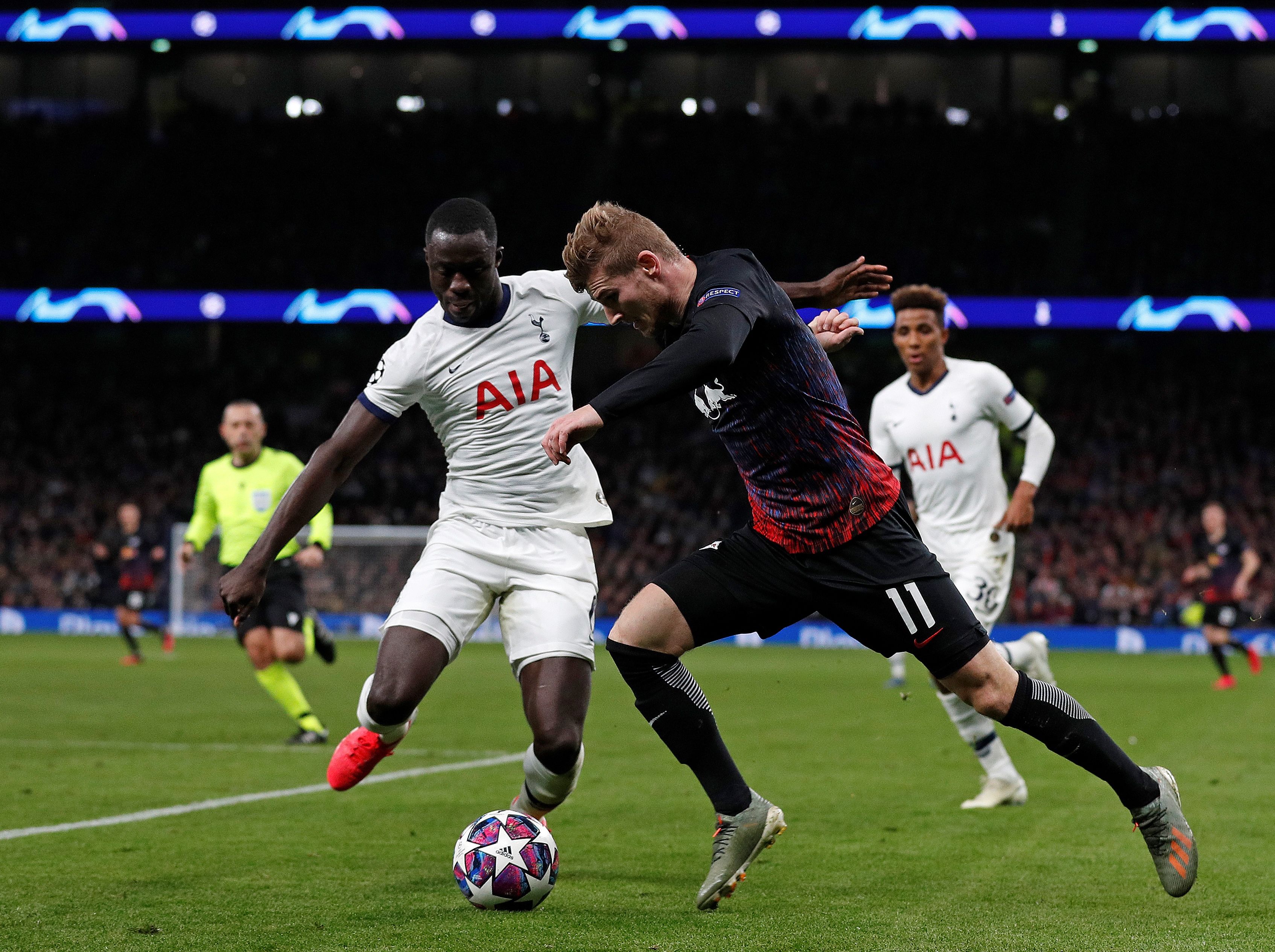 Penyerang RB Leipzig Timo Werner (kanan) bertarung dengan bek Tottenham Hotspur Davinson Sanchez di laga Liga Champions