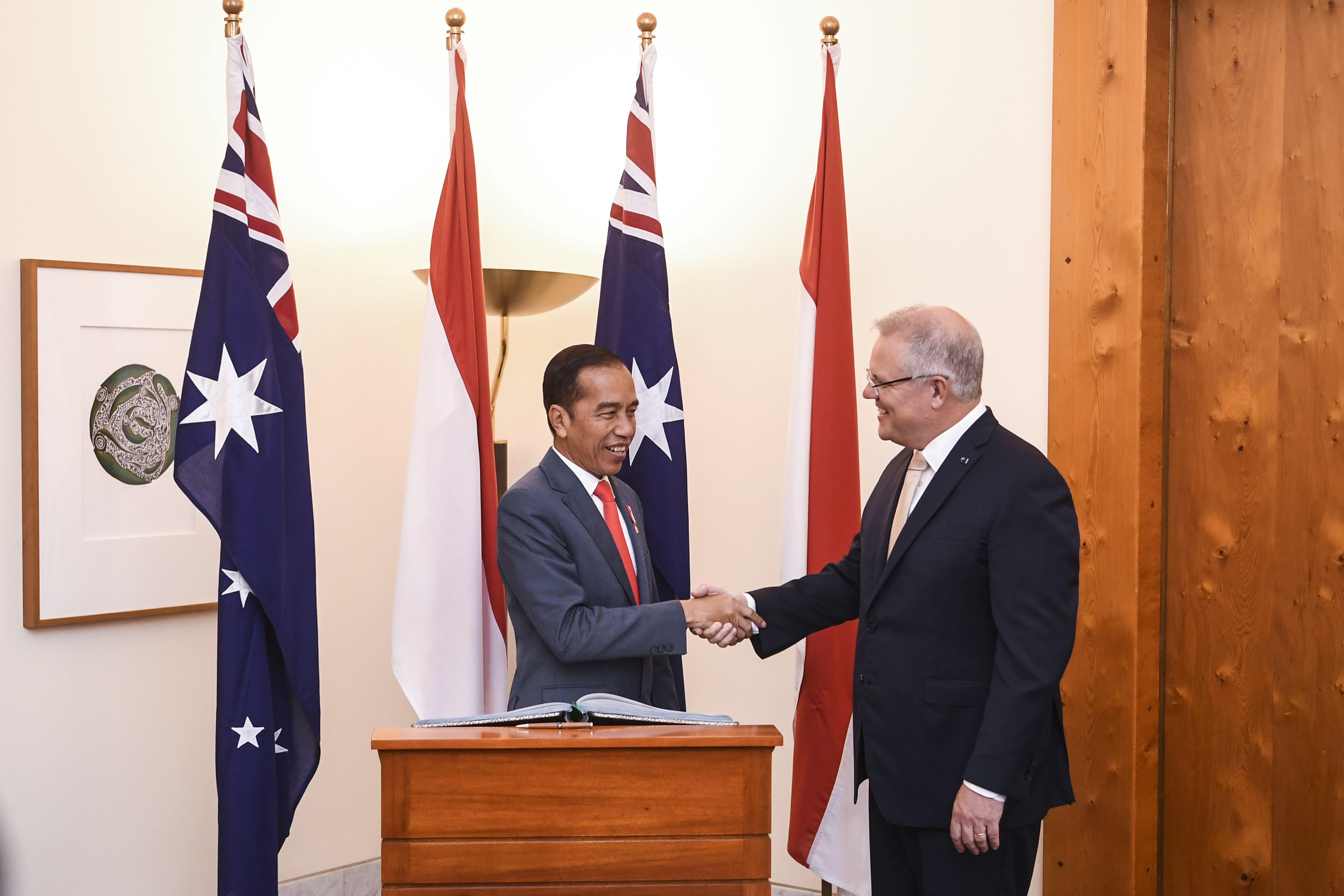 Presiden Joko Widodo bersalaman dengan PM Australia Scott Morrison saat melakukan pertemuan bilateral di gedung parlemen Australia