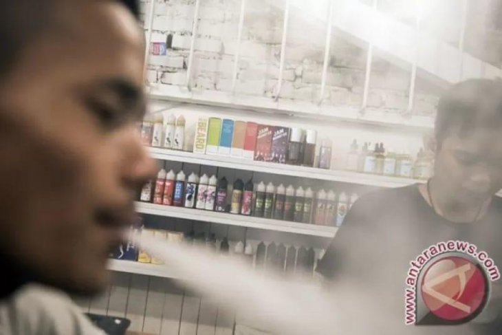 Warga menggunakan rokok elektrik.