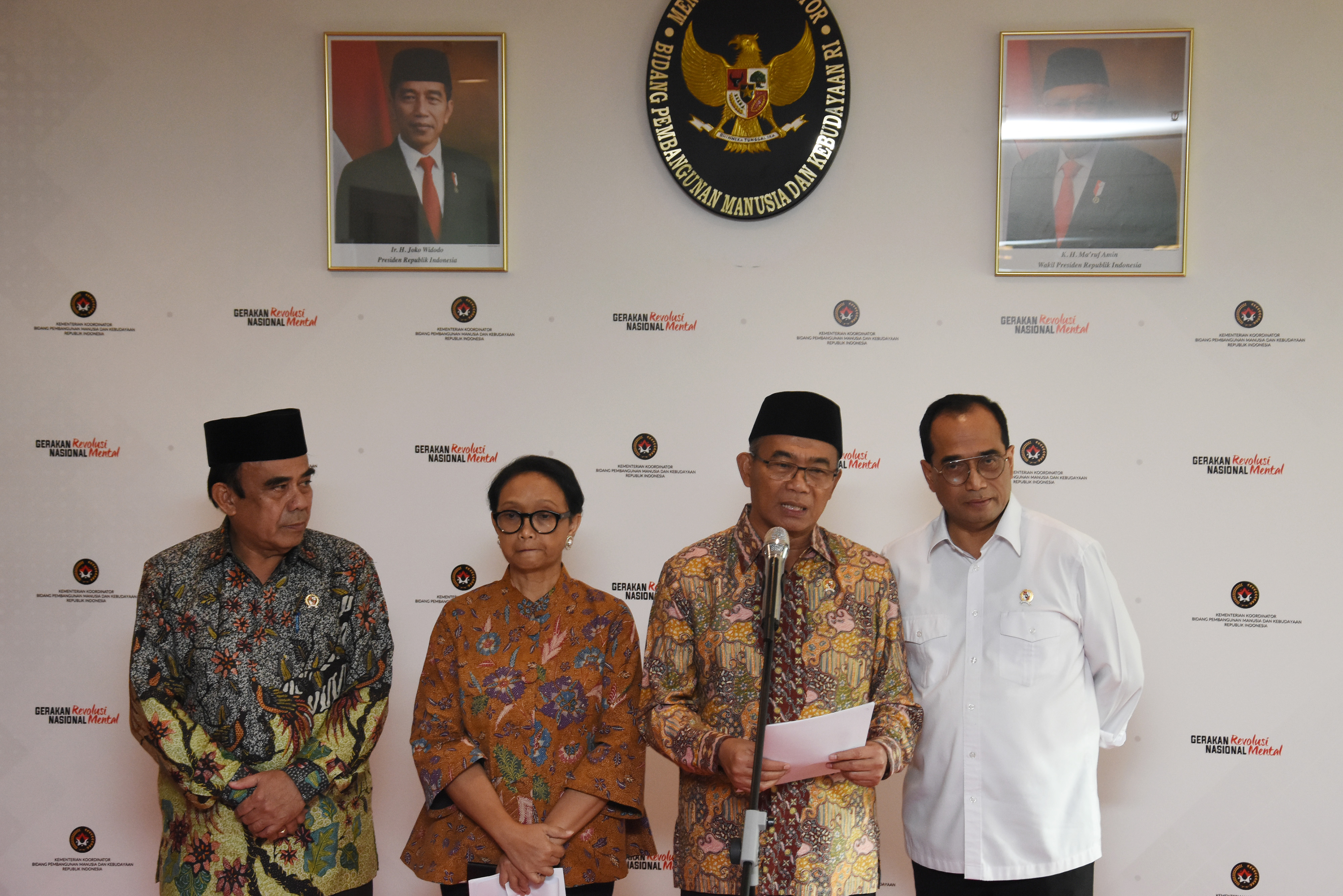 Pemerintah memberikan penjelaskan menyikapi kebijakan larangan masuk sementara ke Arab Saudi bagi warga non-Saudi