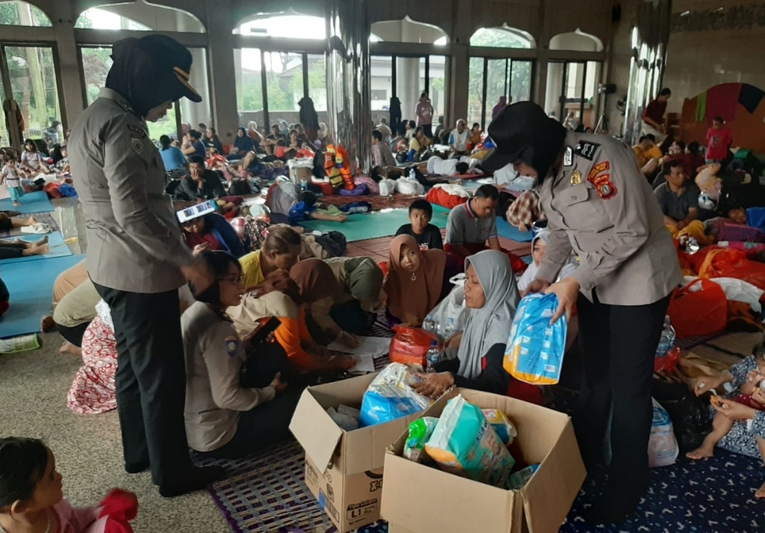 Warga mengungsi di Universitas Borobudur, Selasa (25/2).