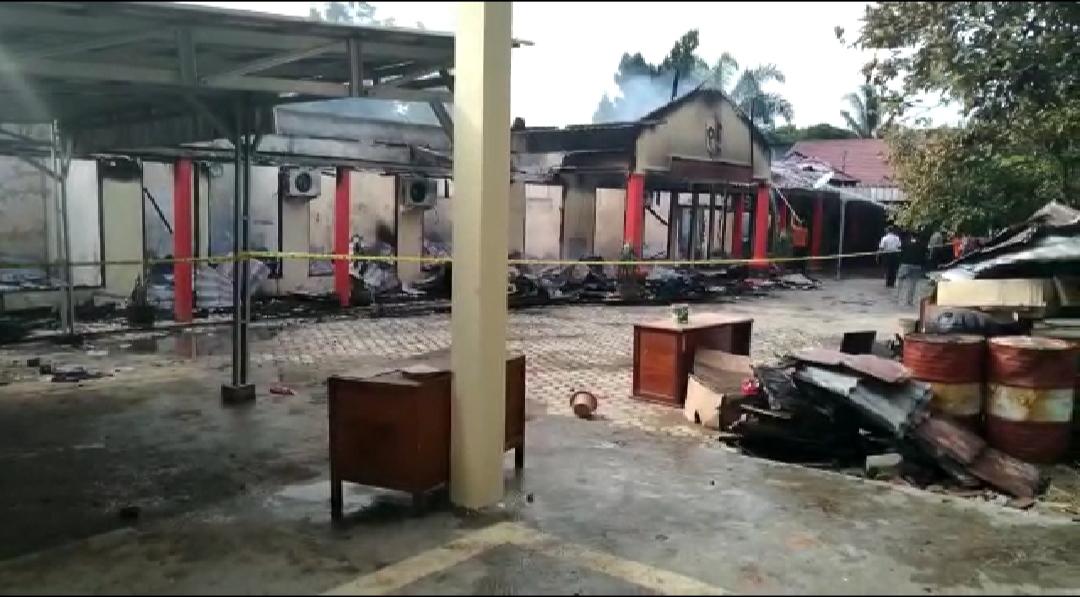 Tiga gedung utama di Polres Ogan Ilir, terbakar diduga akibat korsleting listrik, Senin (17/2) pagi.