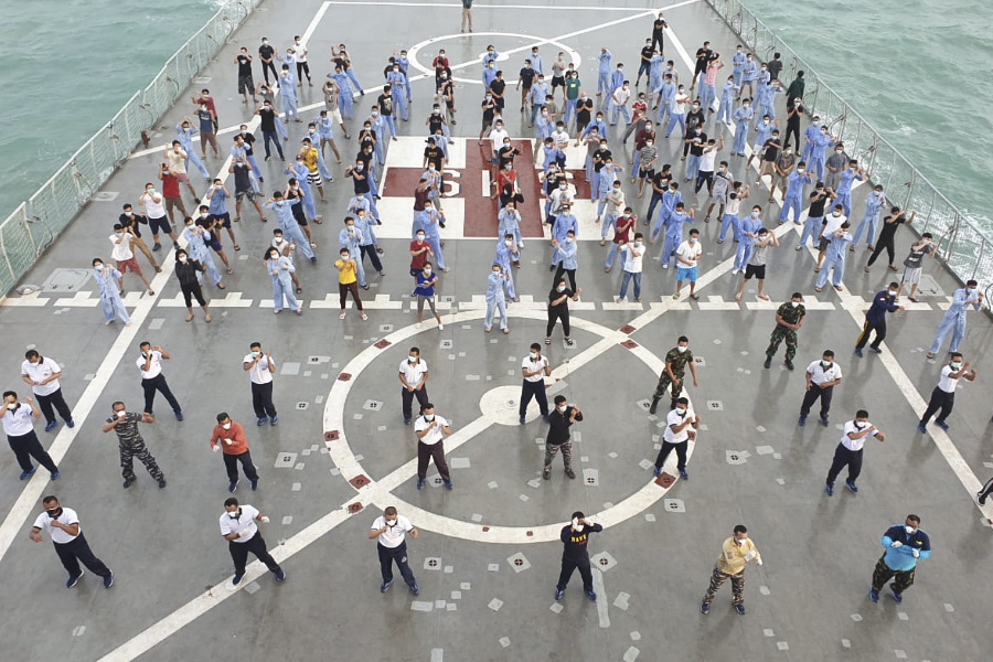 WNI kru kapal World Dream berolah raga bersama petugas di geladak KRI dr Soeharso ketika menuju lokasi observasi COVID-19 Pulau Sebaru.
