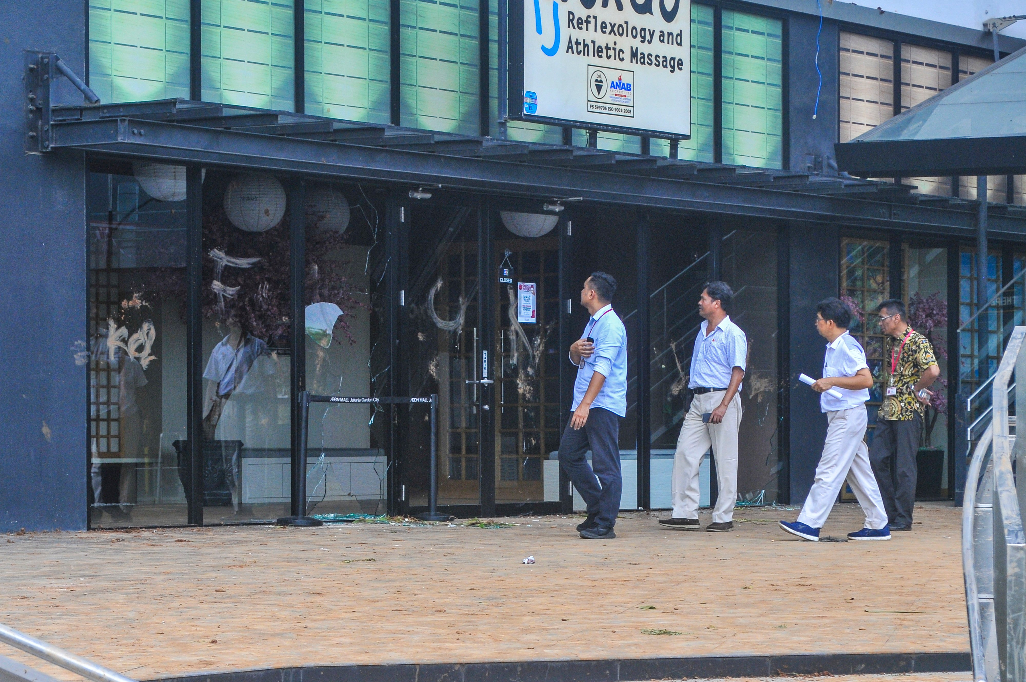 Sejumlah petugas memeriksa kerusakan pascakerusuhan di Aeon Mall Cakung, Jakarta Timur, Selasa (25/2/2020)