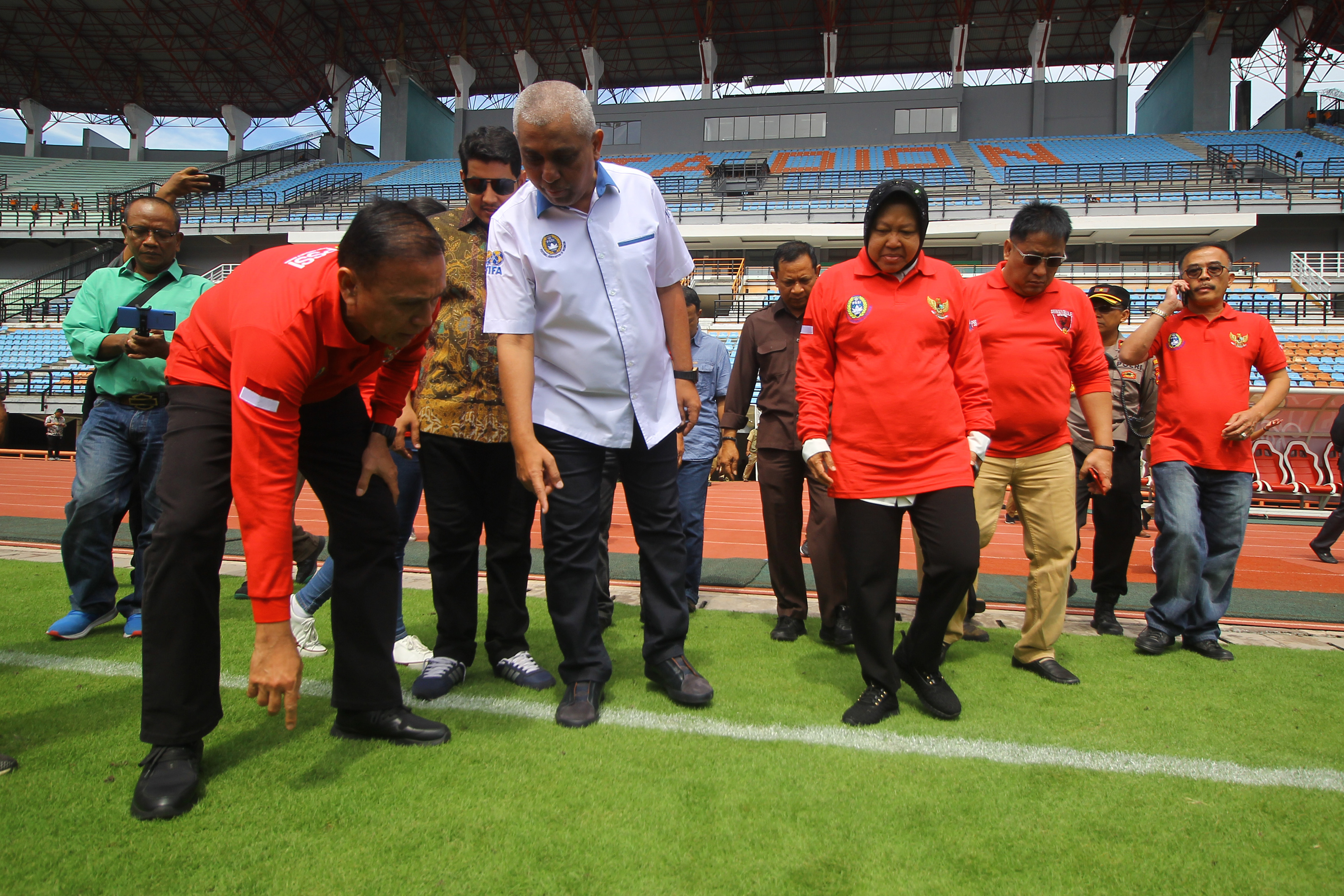 Ketua Umum PSSI Mochamad Iriawan, memeriksa rumput lapangan saat inspeksi di Stadion Gelora Bung Tomo (GBT), Surabaya, Jawa Timur, kemarin.