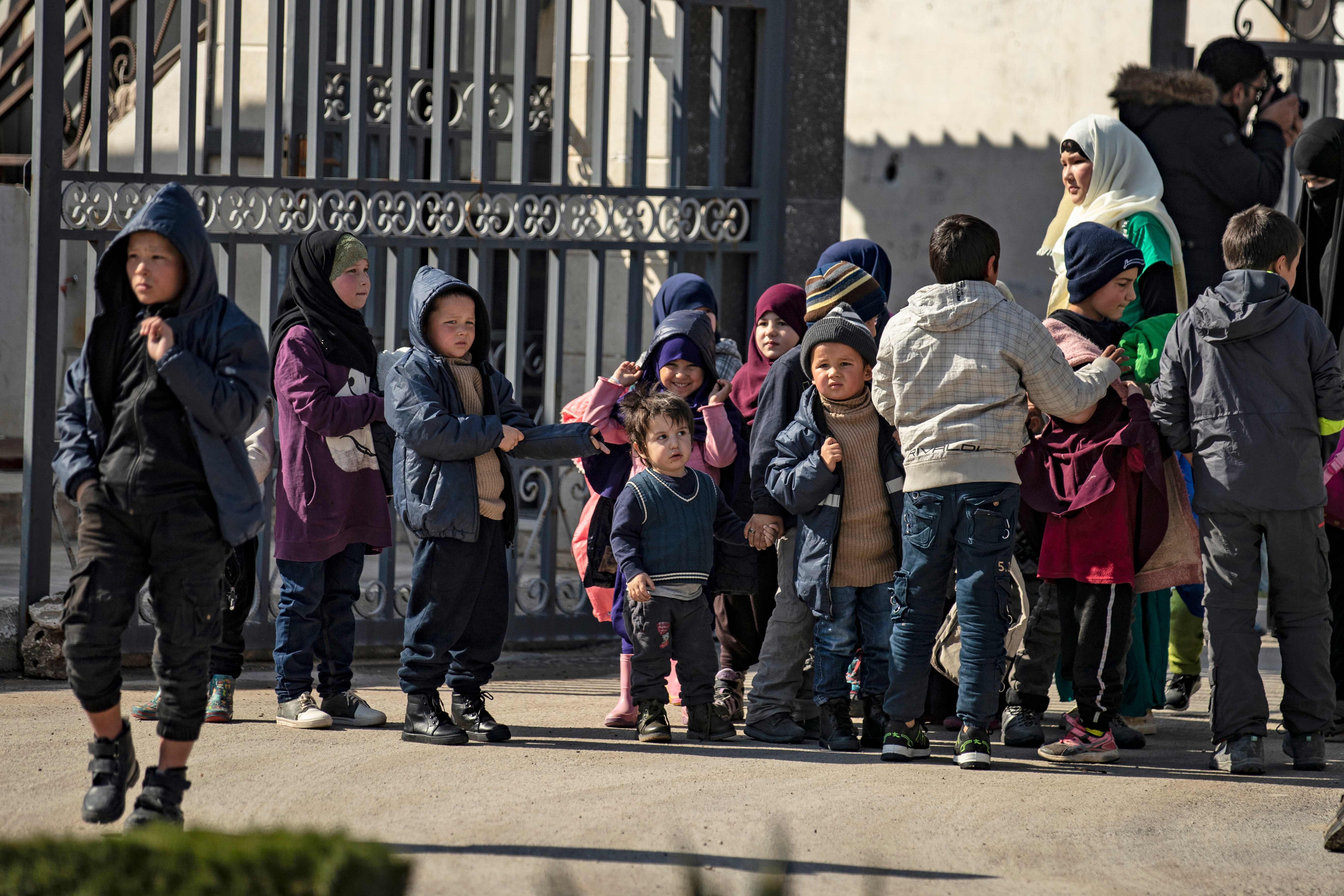 Anak-anak yatim piatu kombatan IS tiba di Kota Qamishli, Suriah.