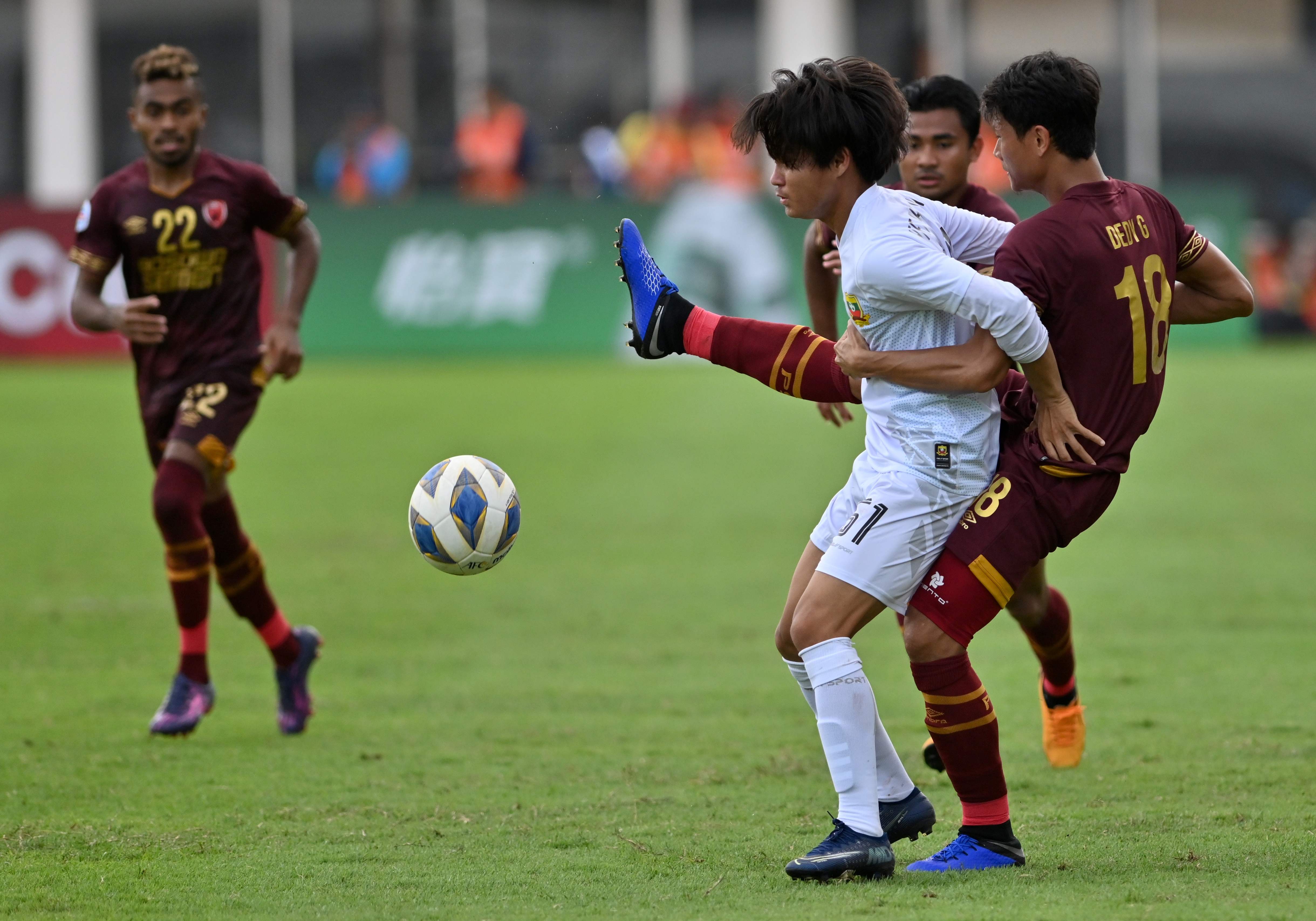 Pemain PSM Makassar, Dedy Gusmawan (kanan) berebut bola dengan pemain Shan United.