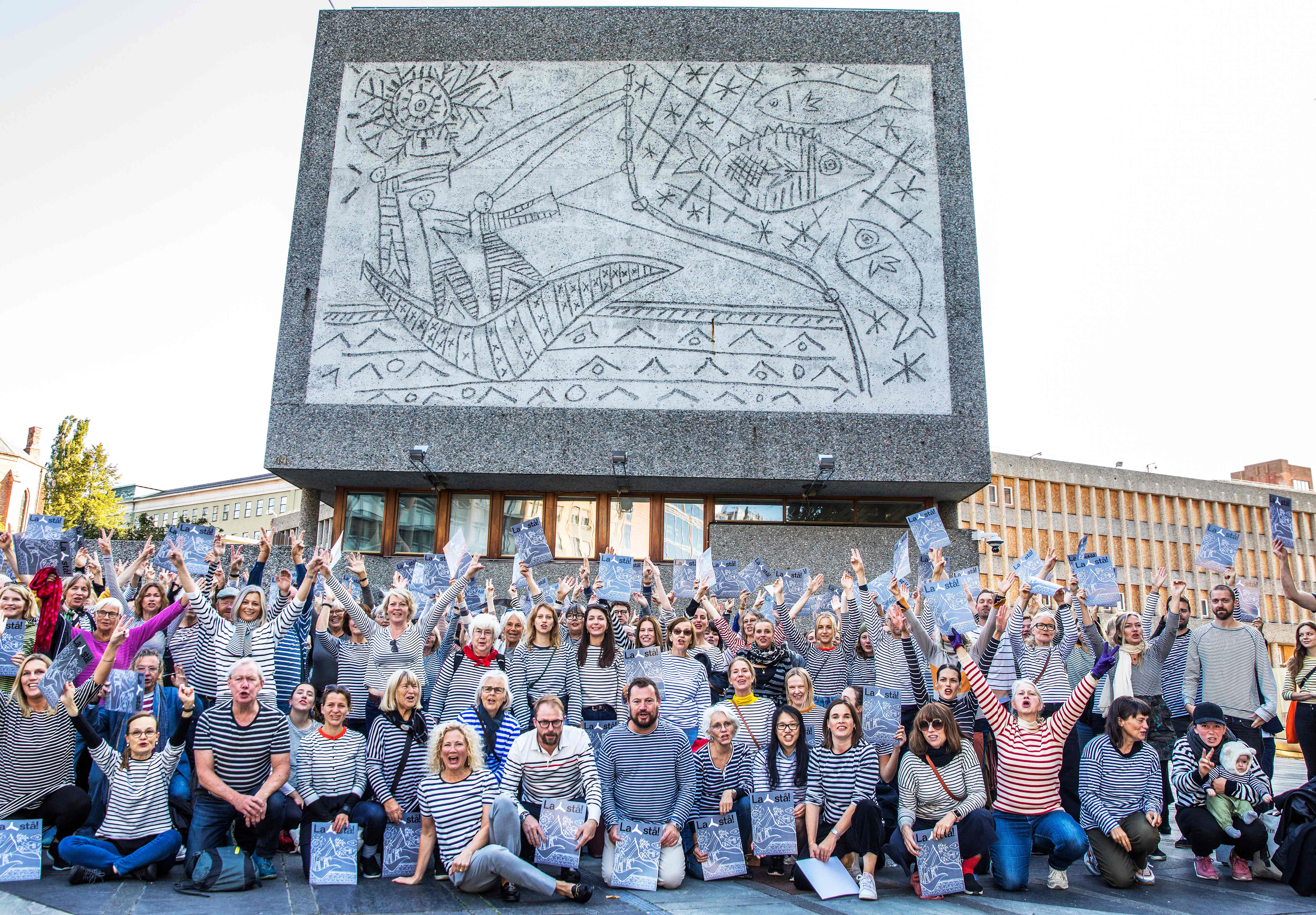  Sekelompok orang melakukan unjuk rasa di depan Blok Y dihiasi mural Pablo Picasso, yang akan dihancurkan pemerintah Norwegia.