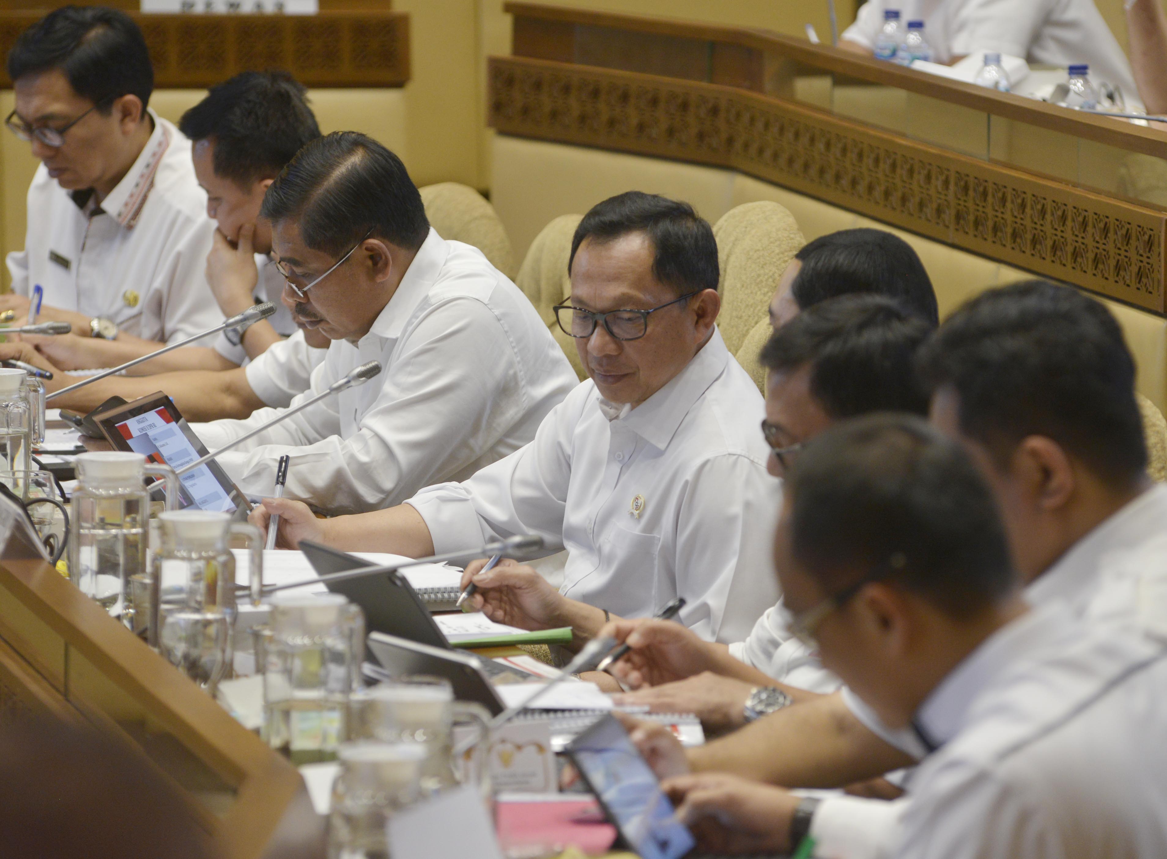 Mendagri Tito Karnavian (tengah) bersama jajarannya mengikuti rapat kerja dengan Komisi II DPR RI di Kompleks Parlemen.
