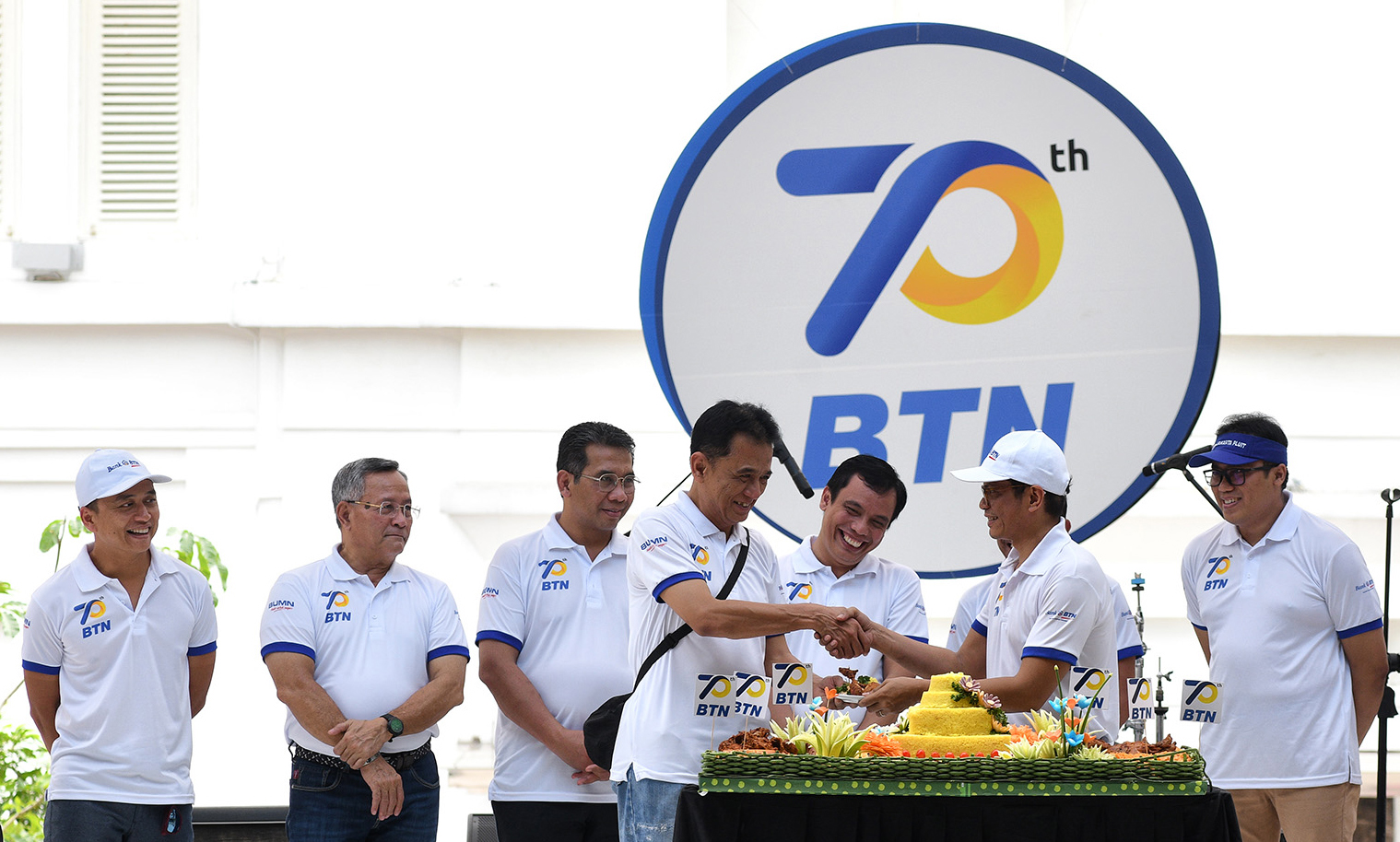 Direktur Utama Bank BTN Pahala N Mansury (kedua dari kanan) menyerahkan nasi tumpeng kepada Komisaris Utama Chandra Hamzah.