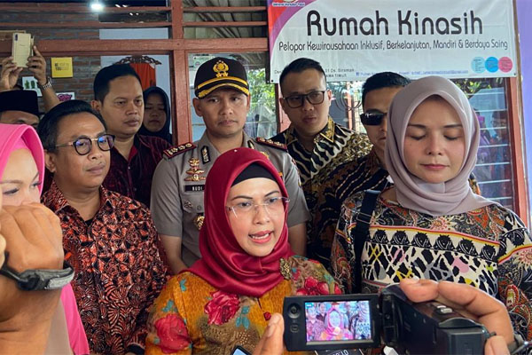 Putri Wakil Presiden RI Mar'uf Amin, Siti Nur Azizah Mar'uf, mengunjungi sentra pembuatan batik ciprat di Kesamben, Blitar, Jatim.