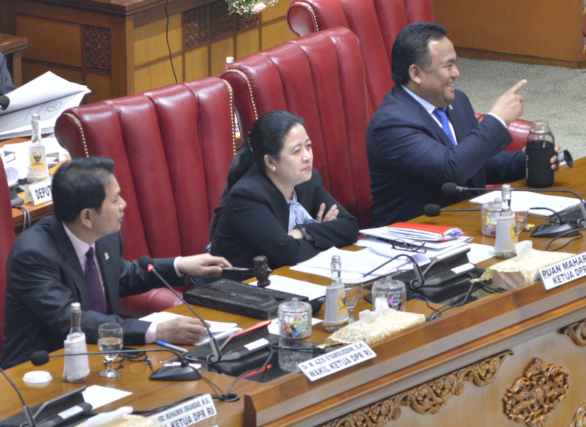  Ketua DPR Puan Maharani (tengah) bersama Wakil Ketua Rachmad Gobel (kanan) dan Aziz Syamsuddin (kiri)