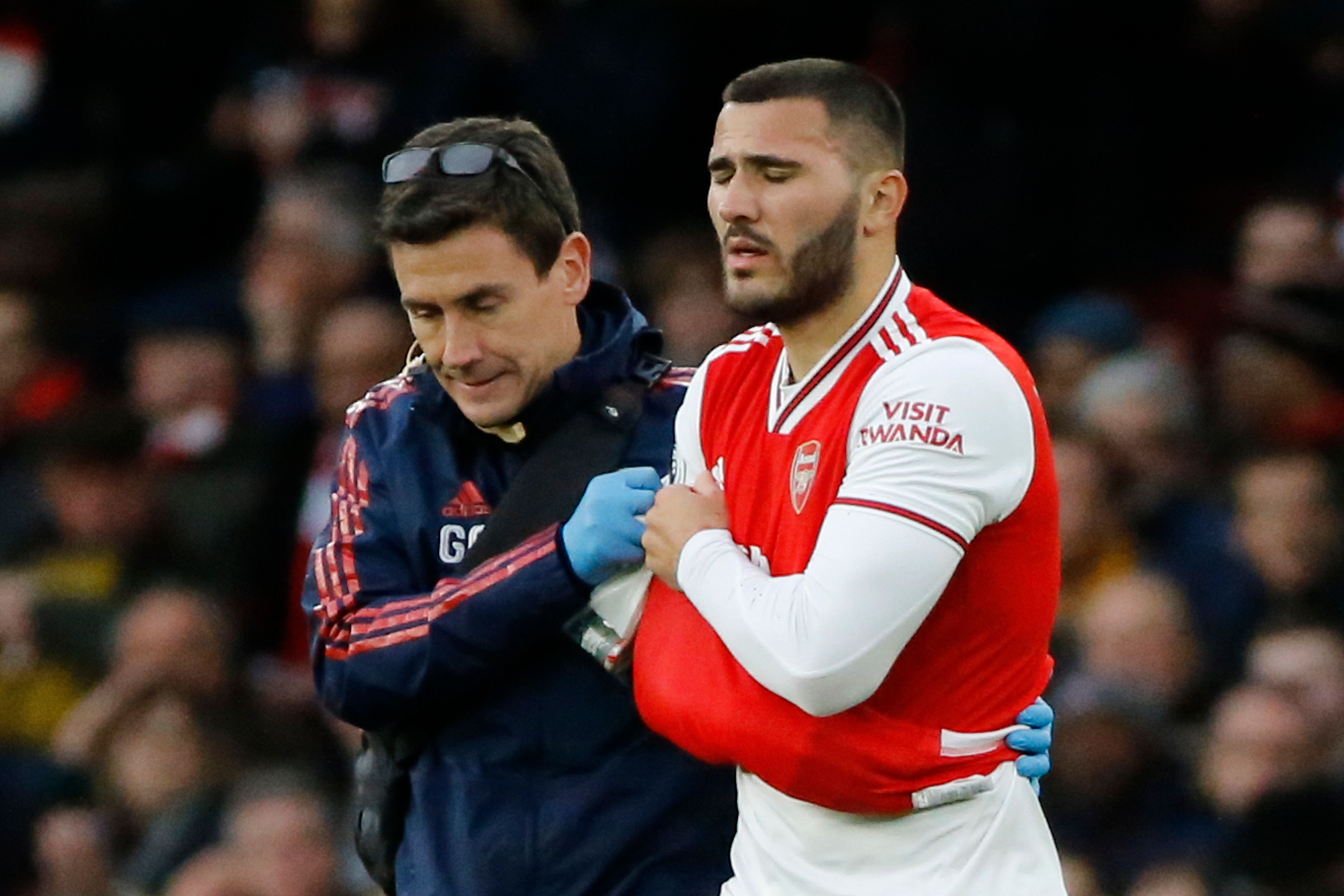 Sead Kolasinac mengalami cedera saat membela Arsenal dalam laga Liga Primer Inggris melawan Everton.