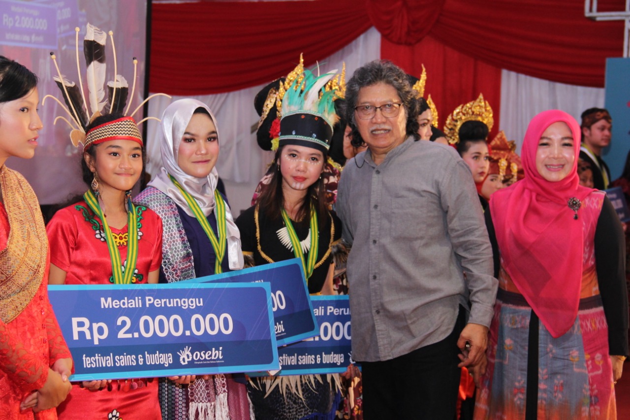 Budayawan Cak Nun di sekolah Kharisma Bangsa