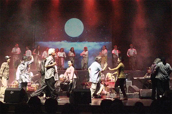 Grup musik KUA Etnika dan beberapa musikus tampil pada acara Ibadah Musikal 100 Hari Djaduk Ferianto