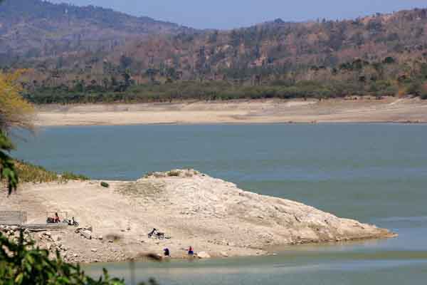 Warga memancing ikan di Bendungan  Tilong di Desa Oelnasi, Kecamatan Kupang Tengah, Kabupaten Kupang, Nusa  Tenggara Timur (NTT).