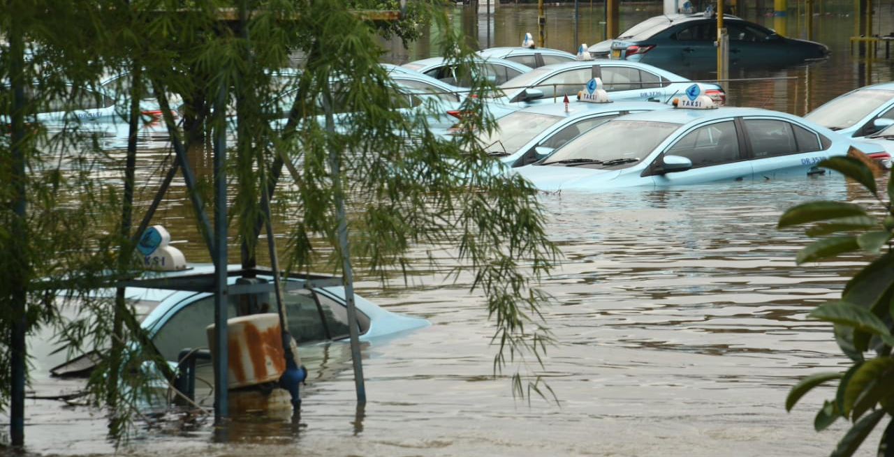 Sejumlah taksi terendam banjir di pool taksi kawasan Kramat Jati, Jakarta Timur, taggal 25/2
