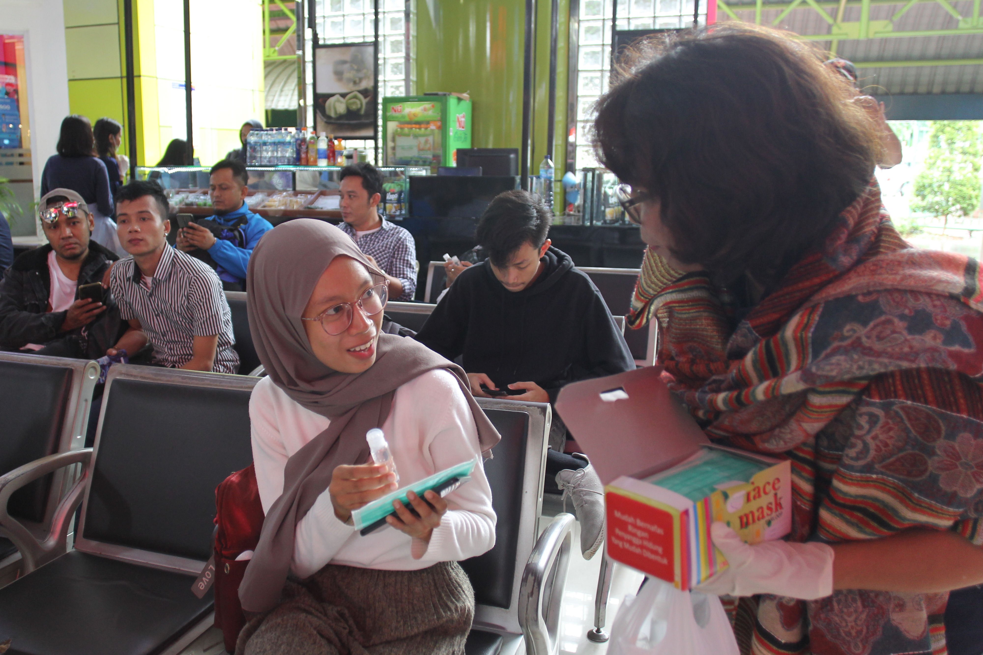 Partai NasDem membagikan 3.000 masker dan sabun cair antiseptik kepada penumpang kereta api dan pesawat untuk mencegah penyebaran korona