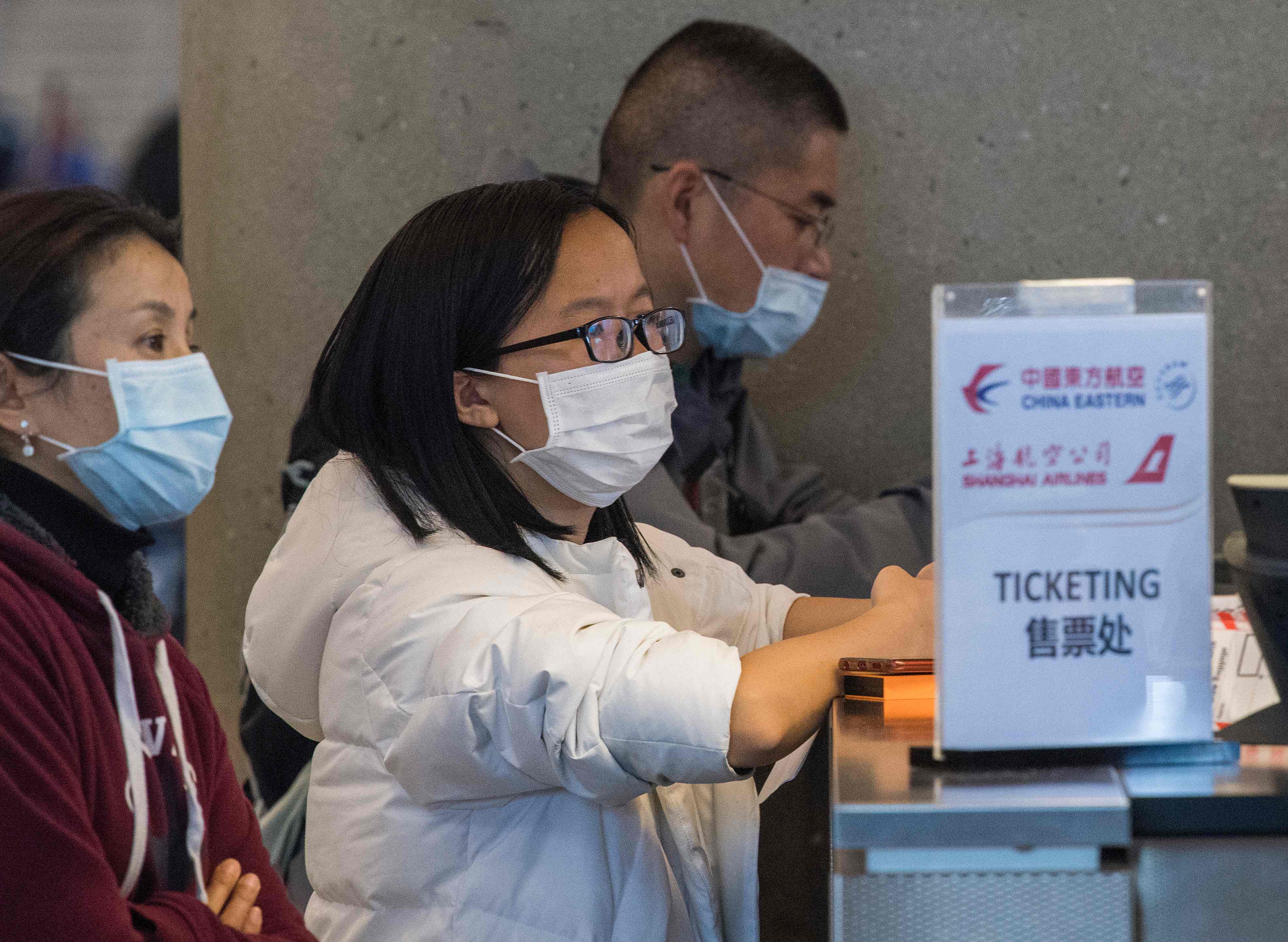 Penumpang mengenakan masker saat melakukan check in di bandara Los Angeles, Amerika Serikat.