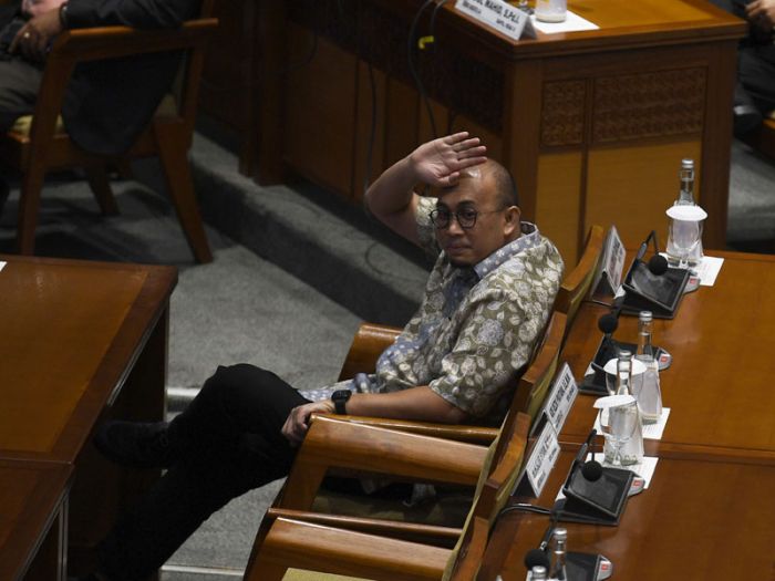 Politikus Partai Gerindra Andre Rosiade sedang melambaikan tangan ke arah wartawan di Gedung DPR RI, Jakarta.