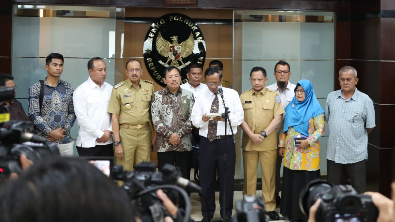 Menko Polhukam Mahfud MD (tengah) memberikan keterangan pers usai bertemu Bupati Natuna Hamid Rizal.