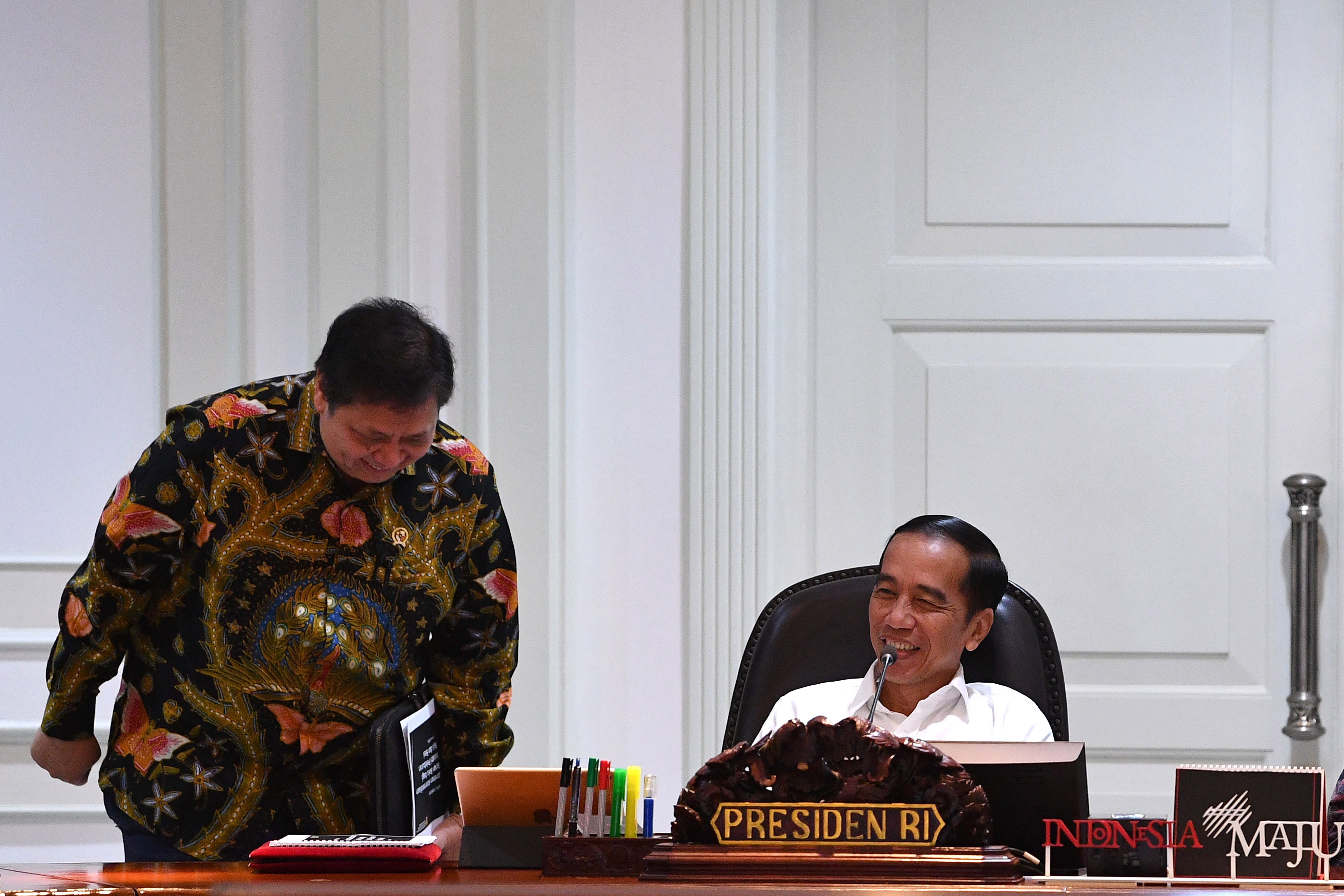  Presiden Joko Widodo berbincang dengan Menko Perekonomian Airlangga Hartarto sebelum memimpin rapat kabinet terbatas.